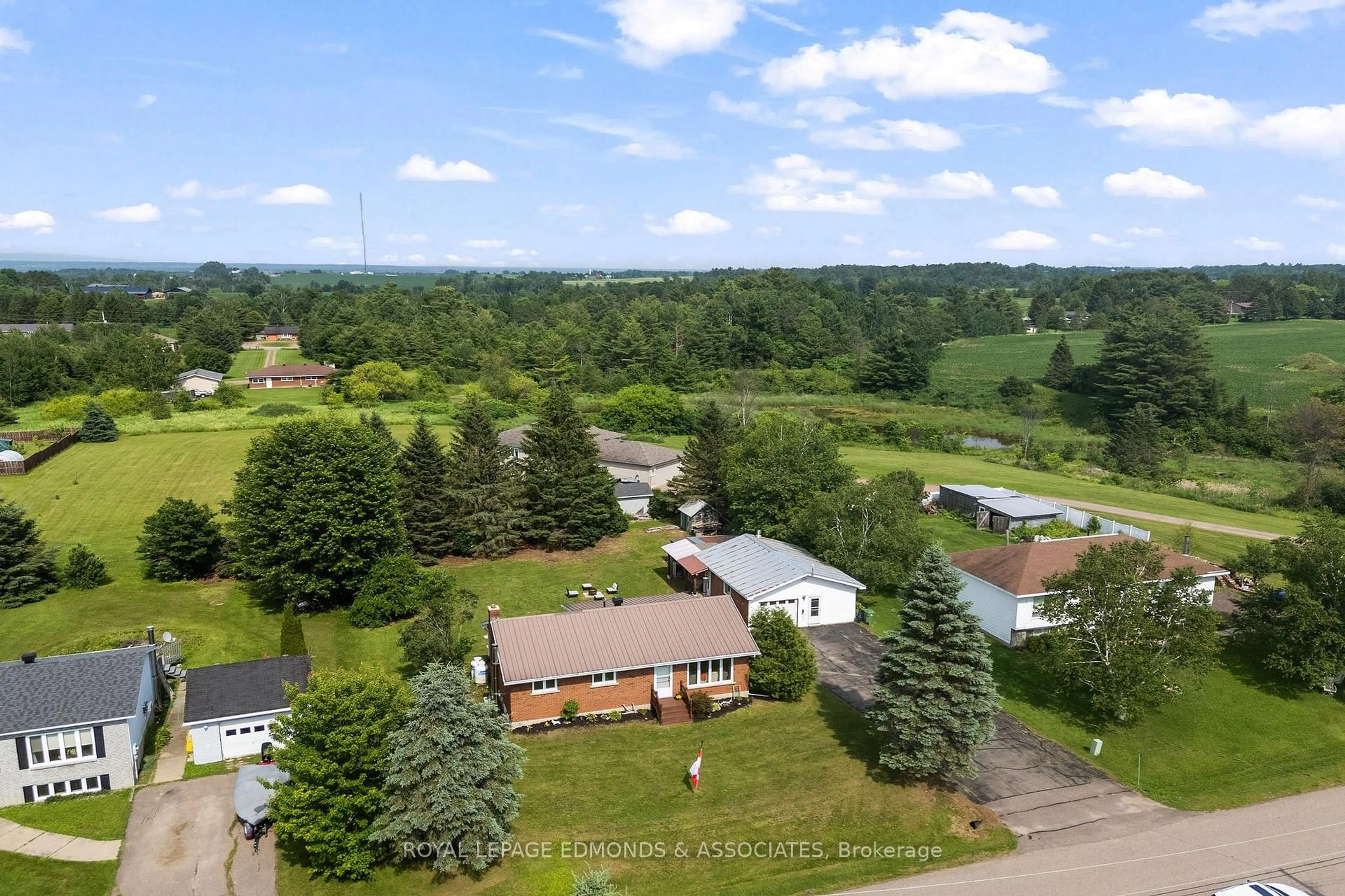 A pic from outside/outdoor area/front of a property/back of a property/a pic from drone, unknown for 31 Carol St, Pembroke Ontario K8A 6W6