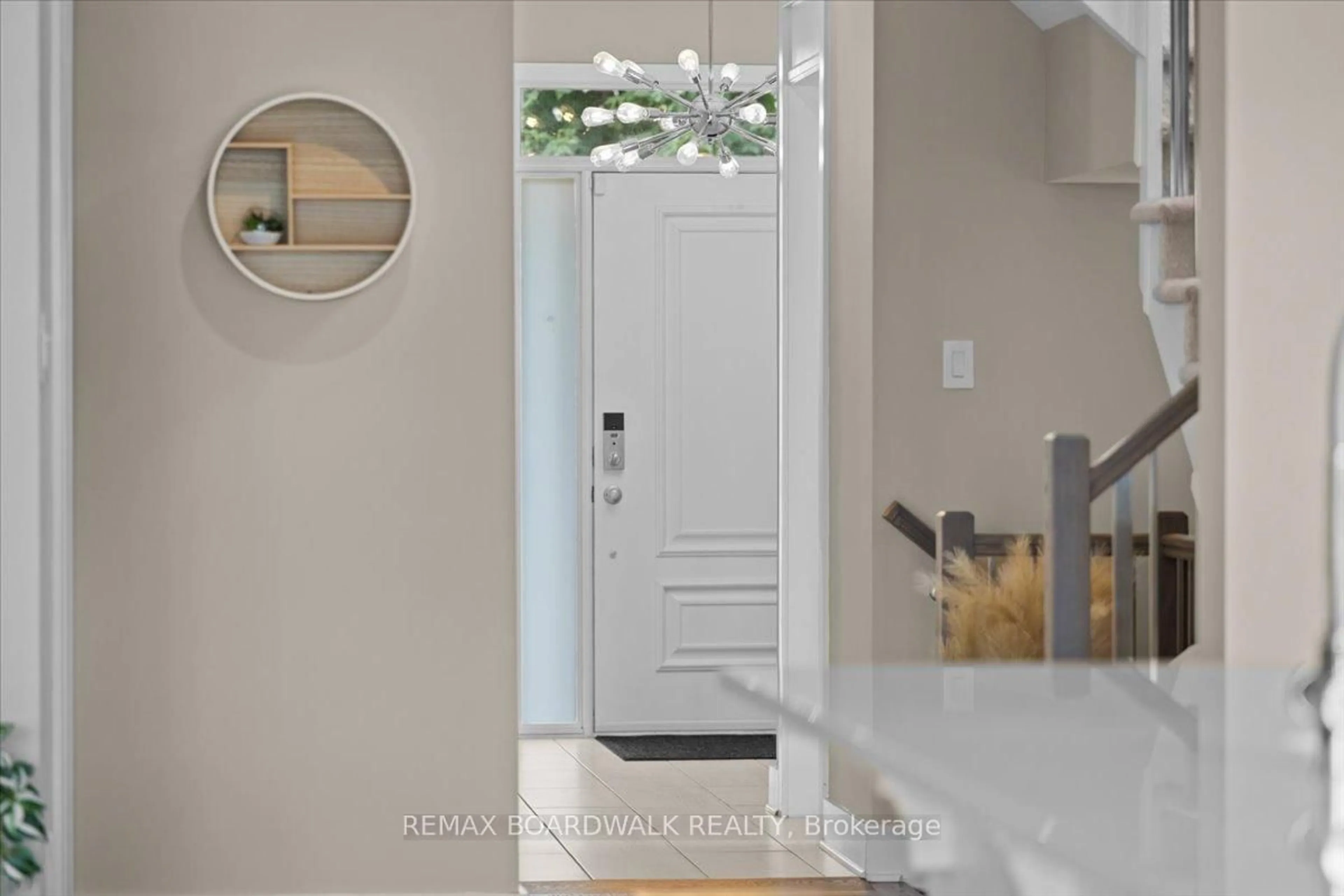 Indoor entryway for 620 Barry Helman Dr, Ottawa Ontario K2J 4S2