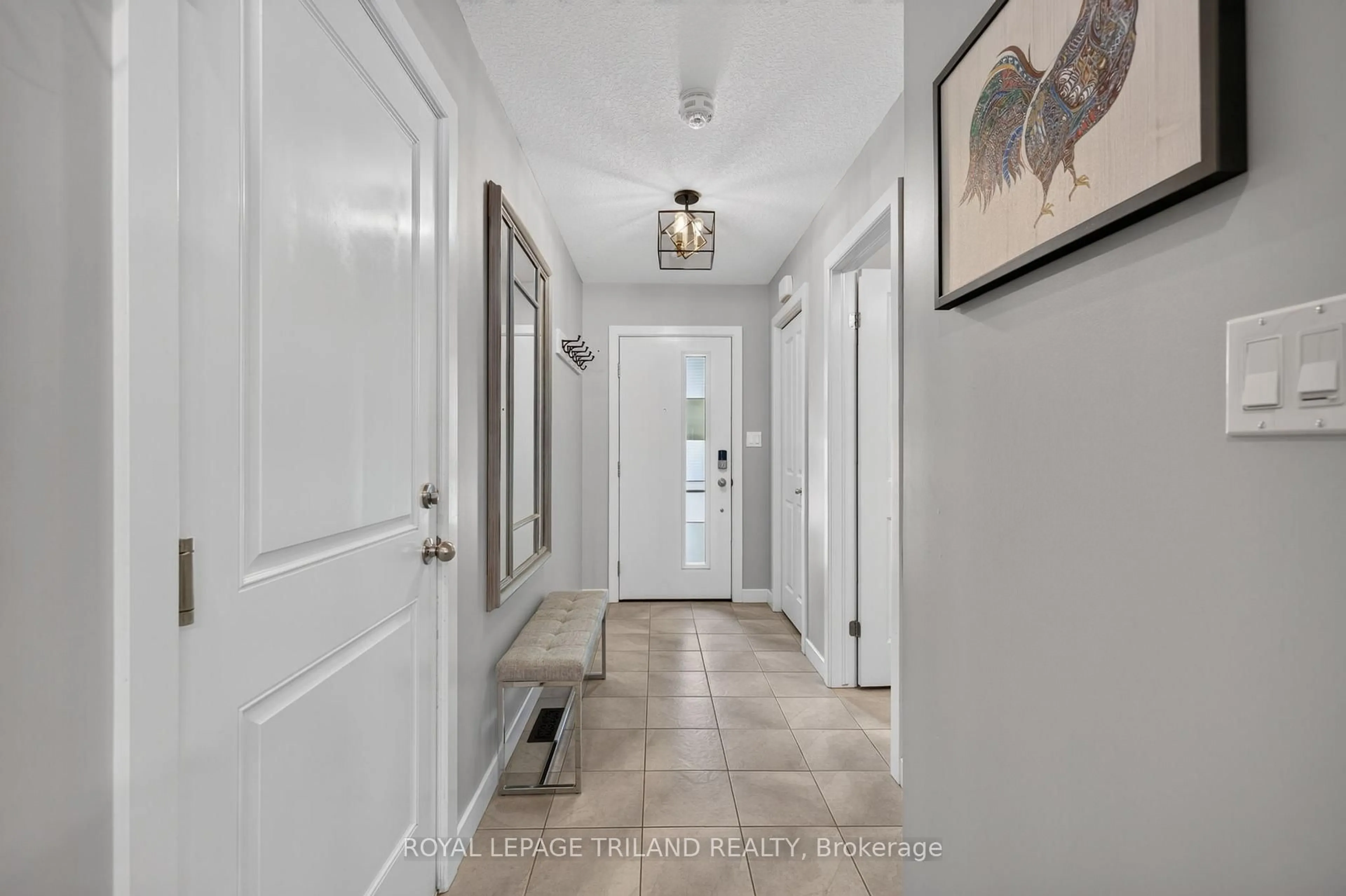 Indoor entryway for 11 Empire Pkwy, St. Thomas Ontario N5R 0E9