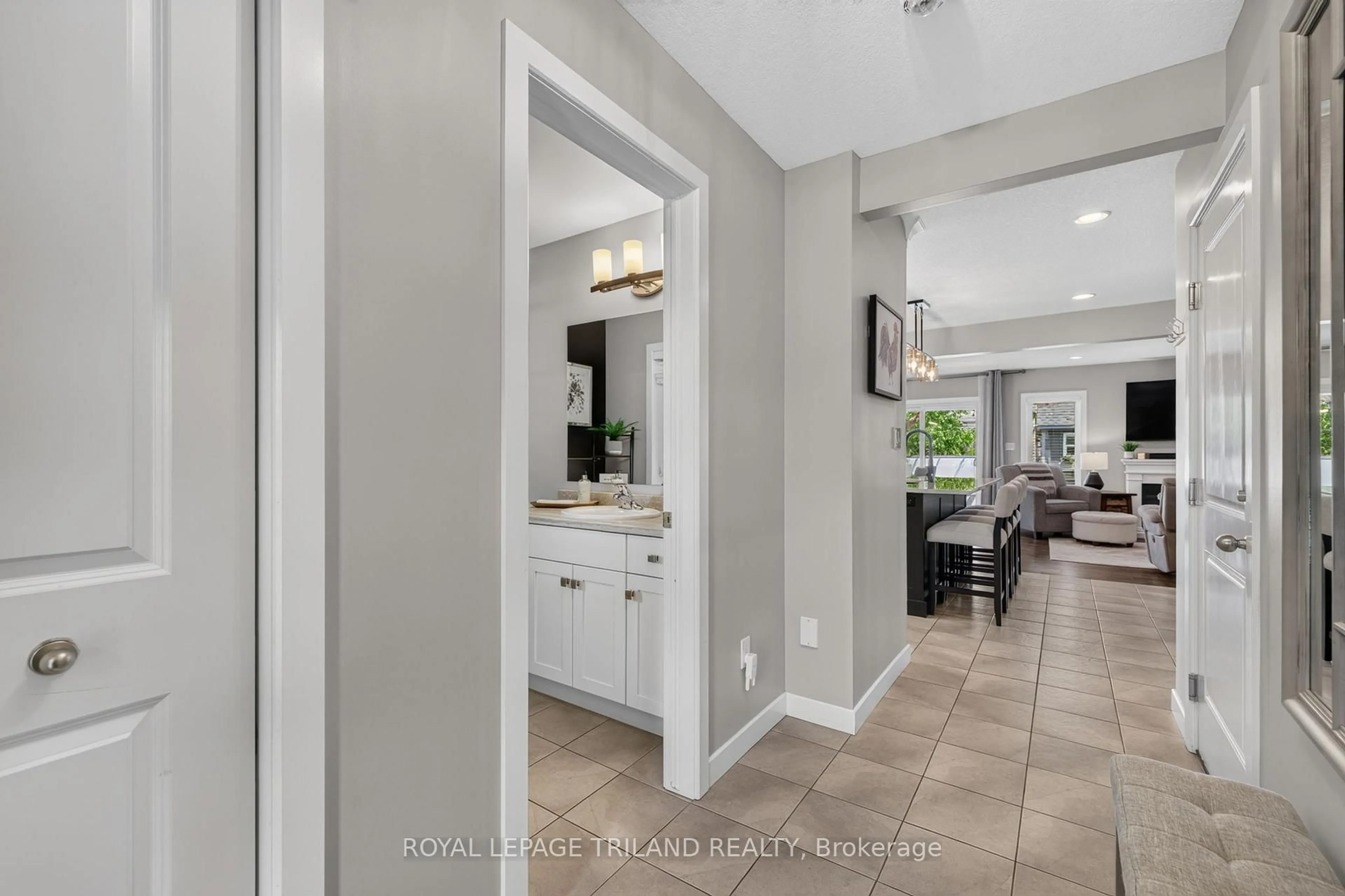 Indoor entryway for 11 Empire Pkwy, St. Thomas Ontario N5R 0E9