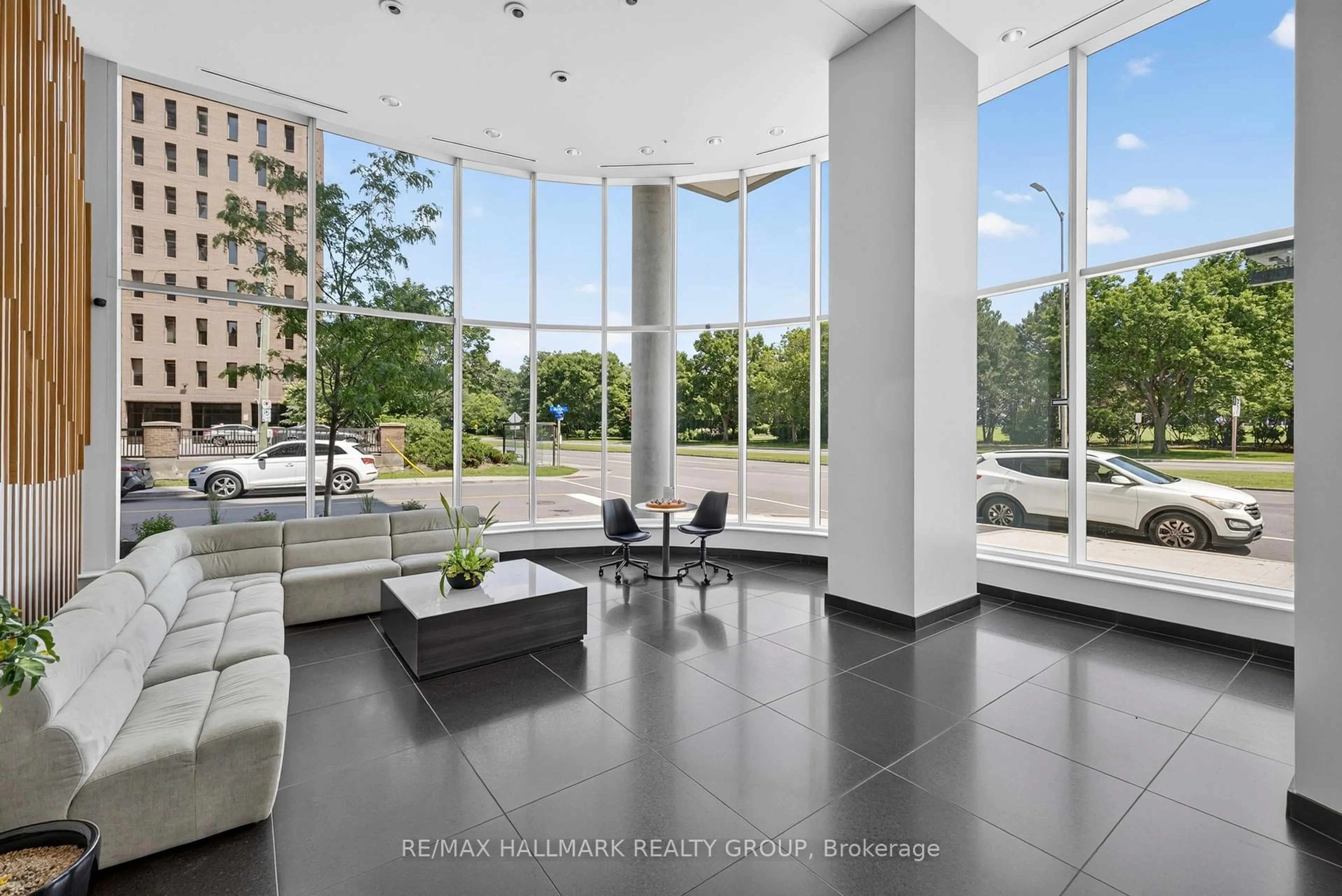 Indoor foyer for 805 Carling Ave #2404, Ottawa Ontario K1S 5W9