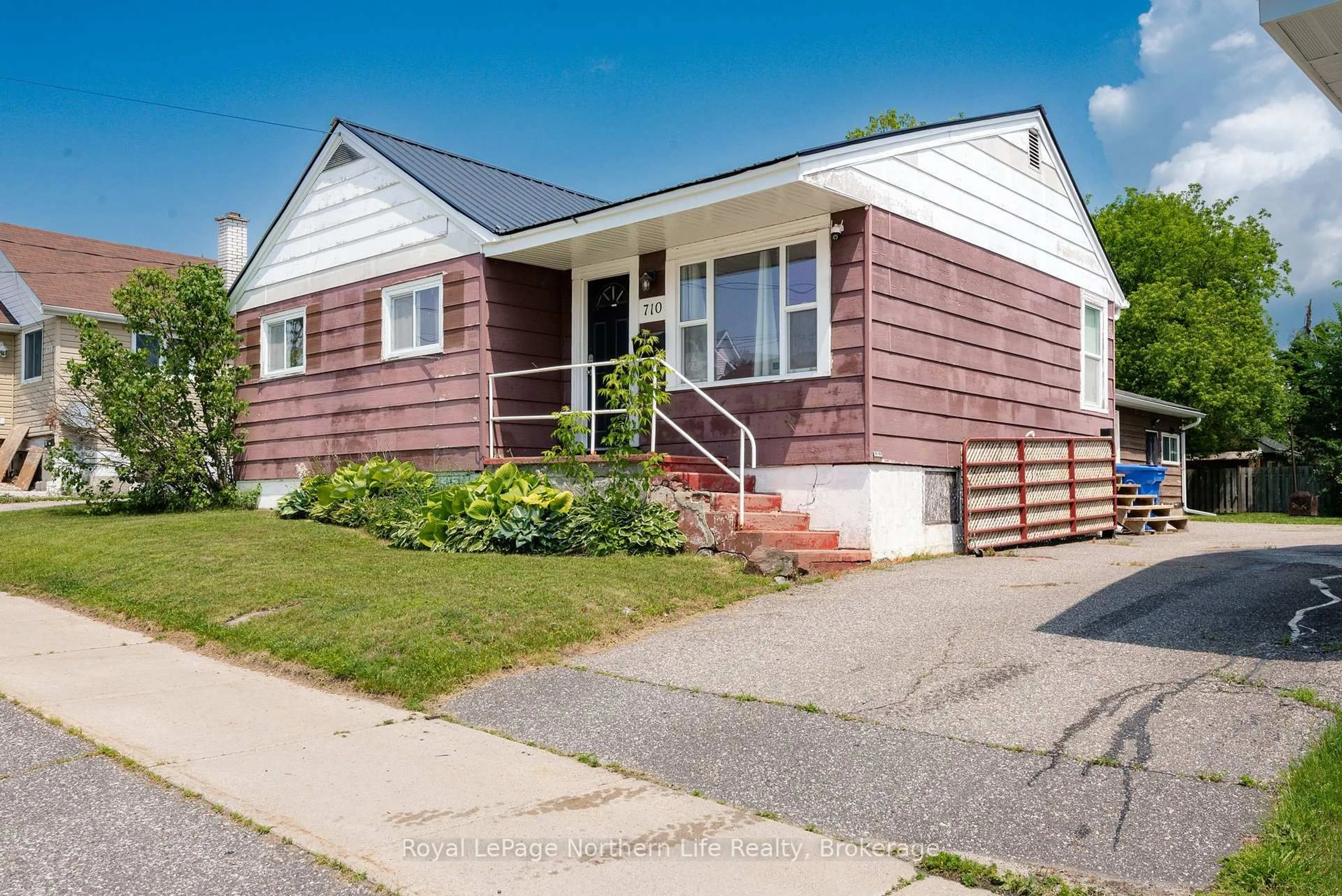Home with vinyl exterior material, street for 710 Galt St, North Bay Ontario P1B 5N1