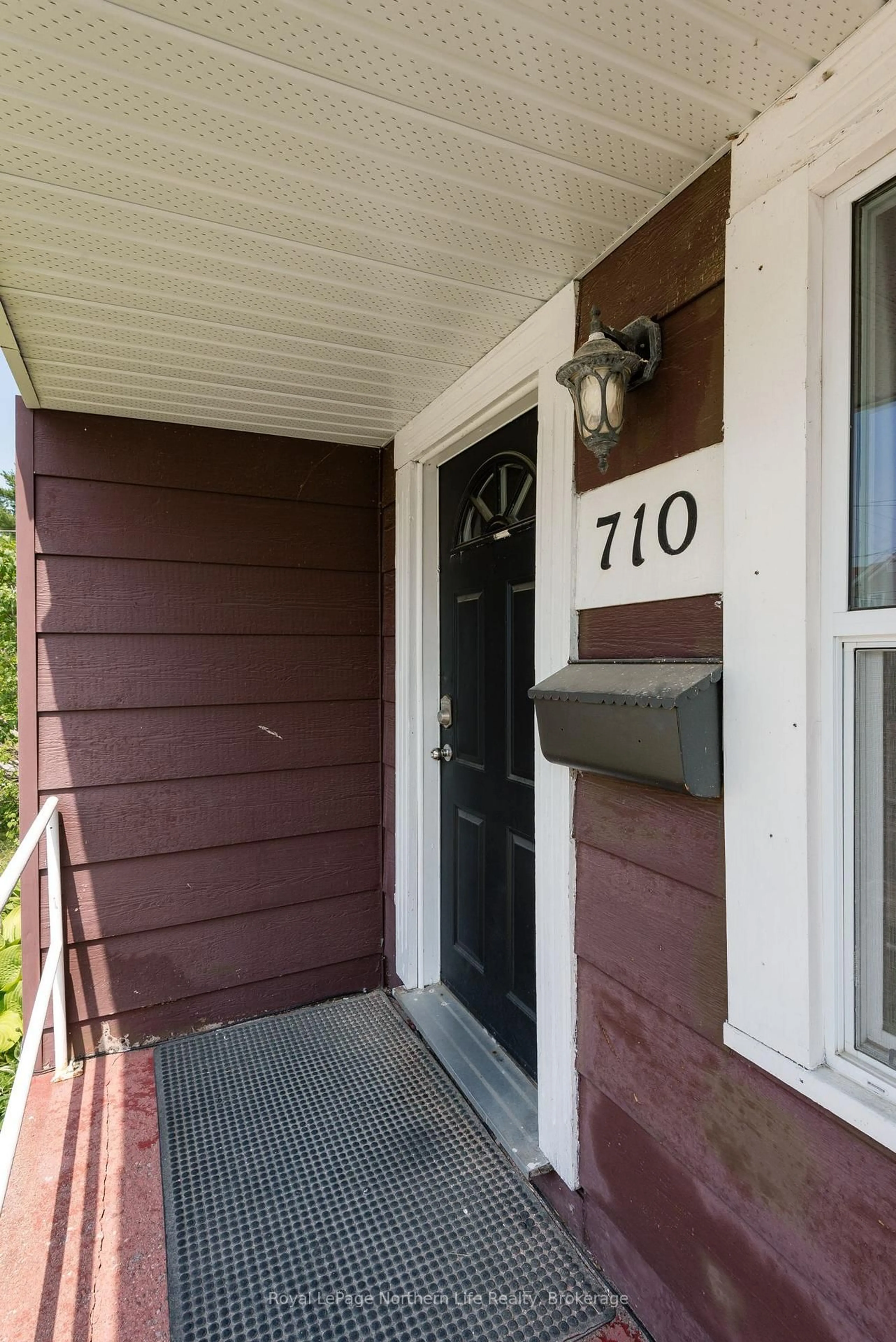 Indoor entryway for 710 Galt St, North Bay Ontario P1B 5N1