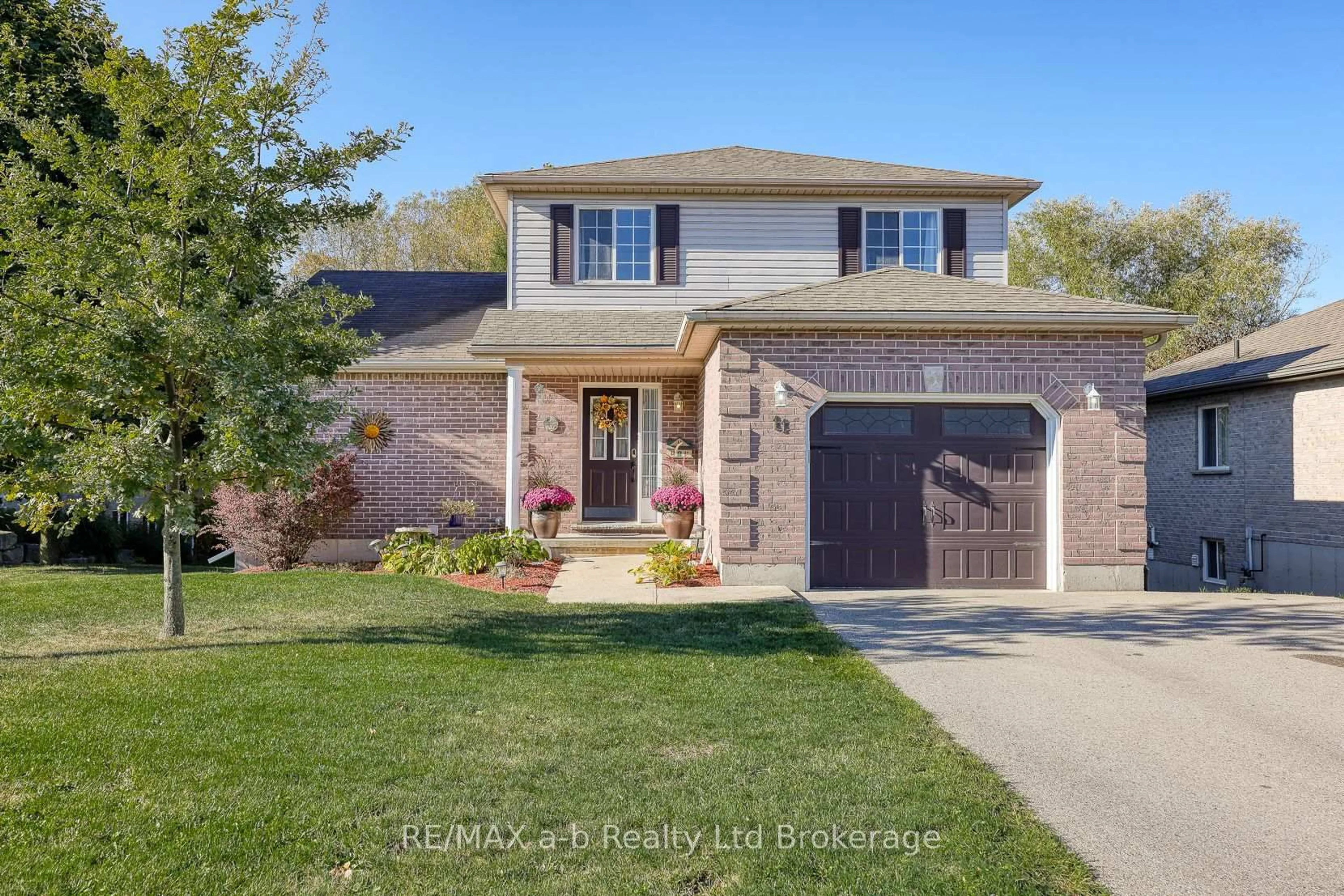 Home with brick exterior material, street for 11 Cornish Cres, Ingersoll Ontario N5C 4C9