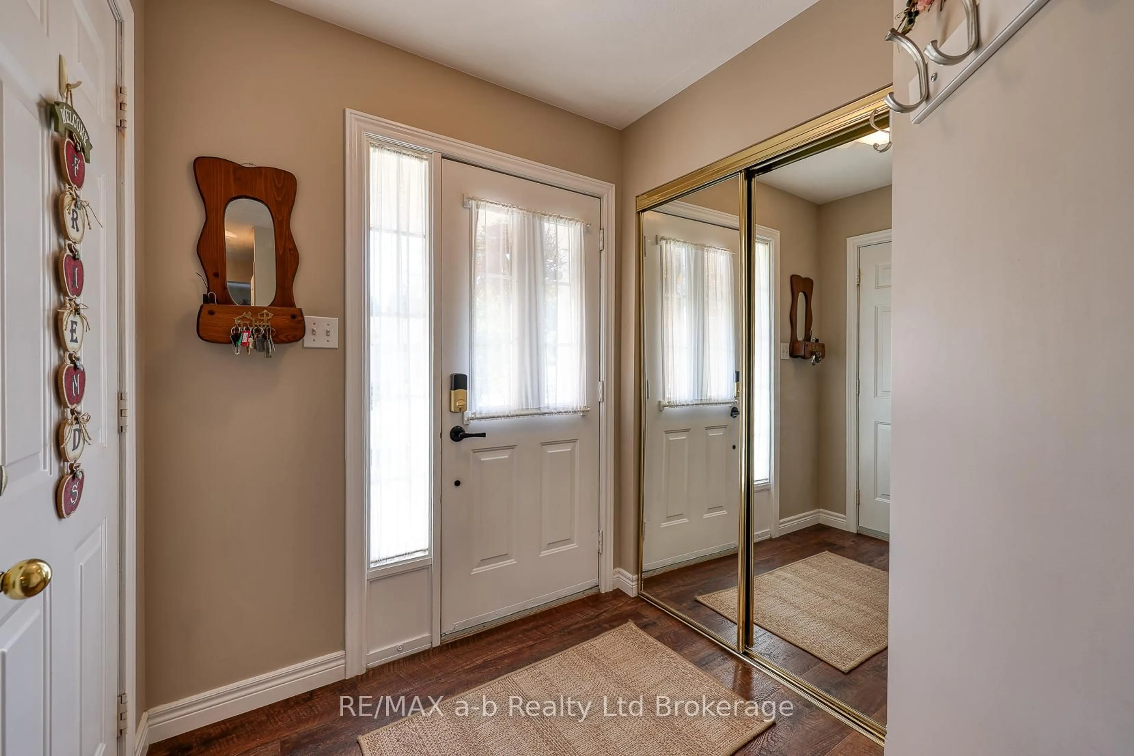 Indoor entryway for 11 Cornish Cres, Ingersoll Ontario N5C 4C9
