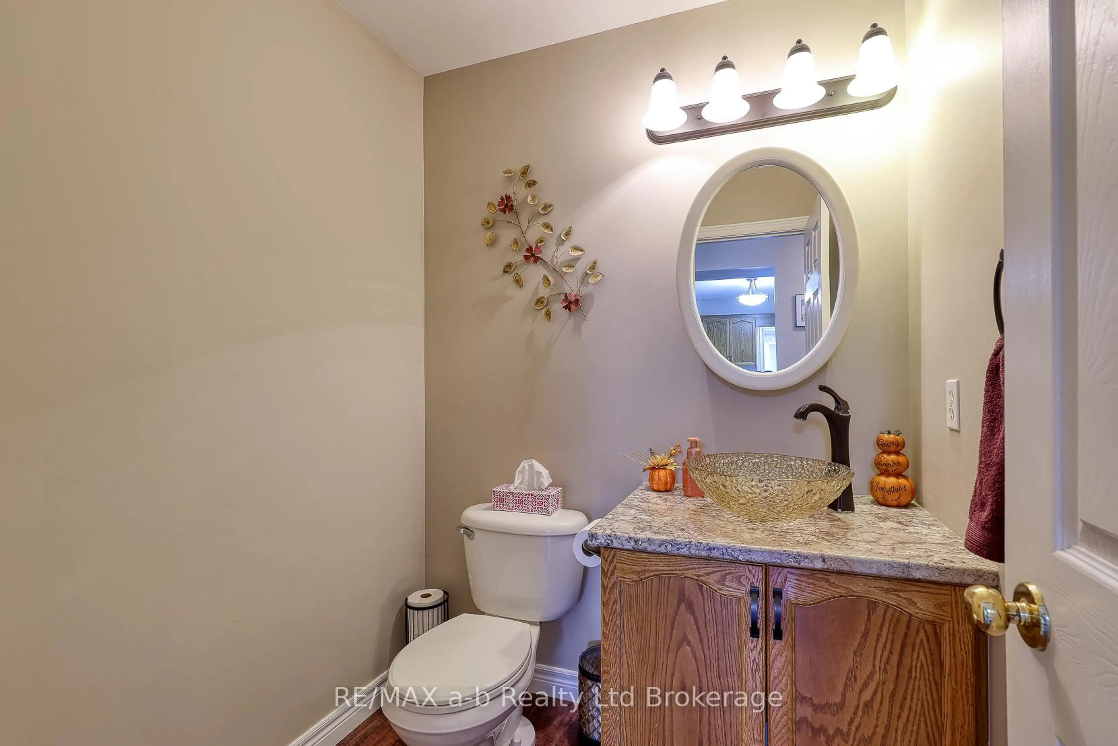 Standard bathroom, ceramic/tile floor for 11 Cornish Cres, Ingersoll Ontario N5C 4C9