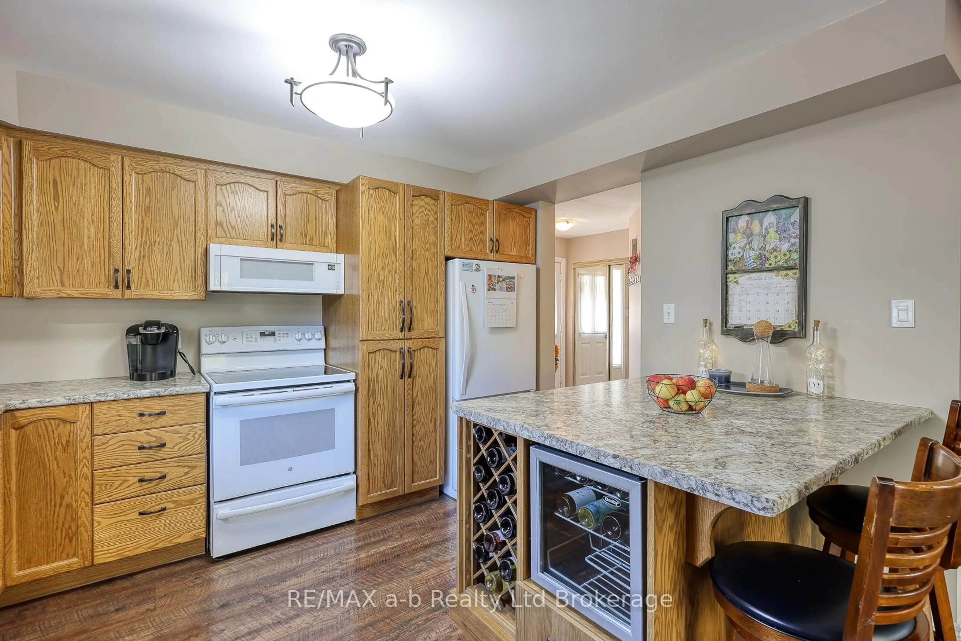 Open concept kitchen, unknown for 11 Cornish Cres, Ingersoll Ontario N5C 4C9
