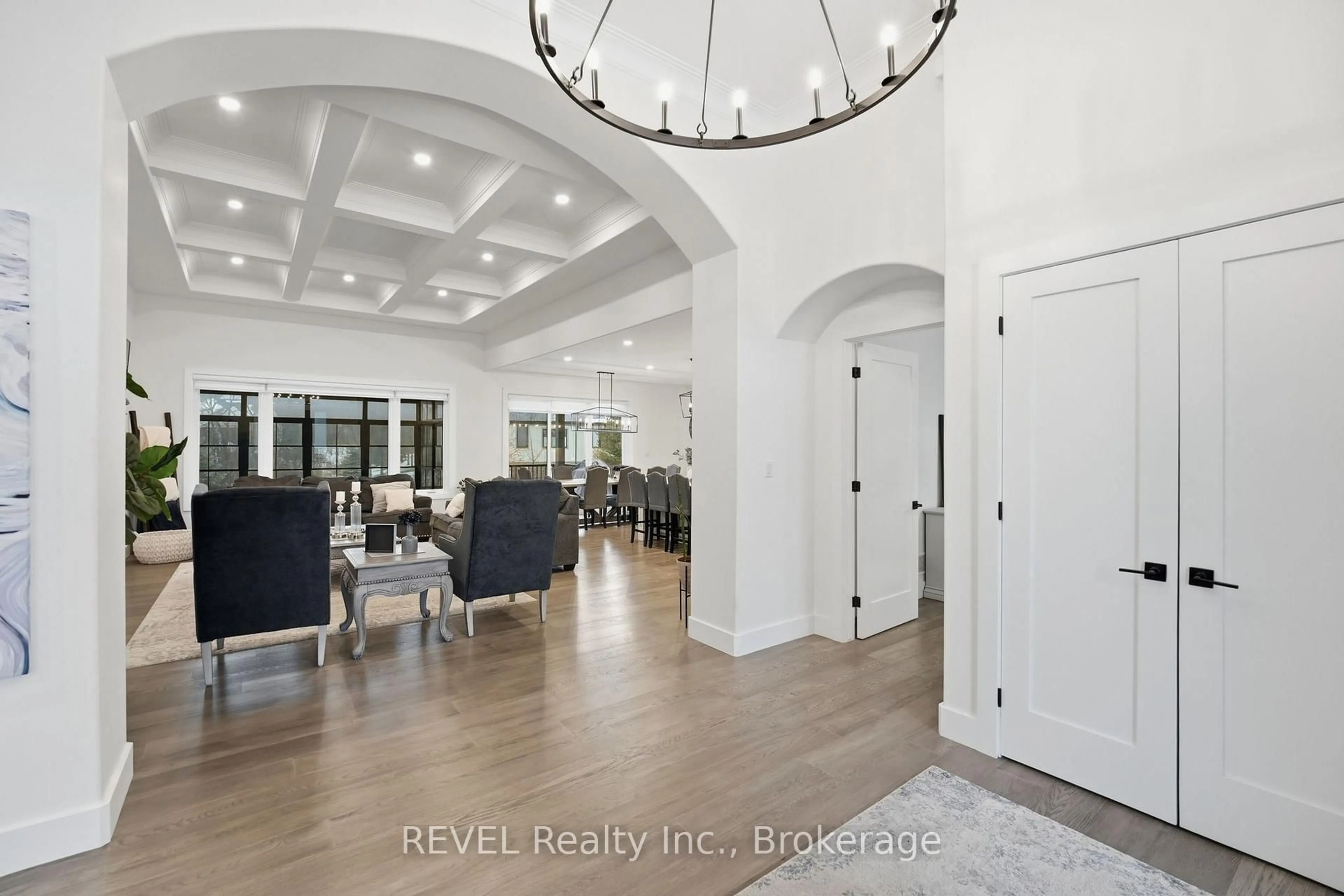 Indoor entryway for 18 Four Mile Creek Rd, Niagara-on-the-Lake Ontario L0S 1J1
