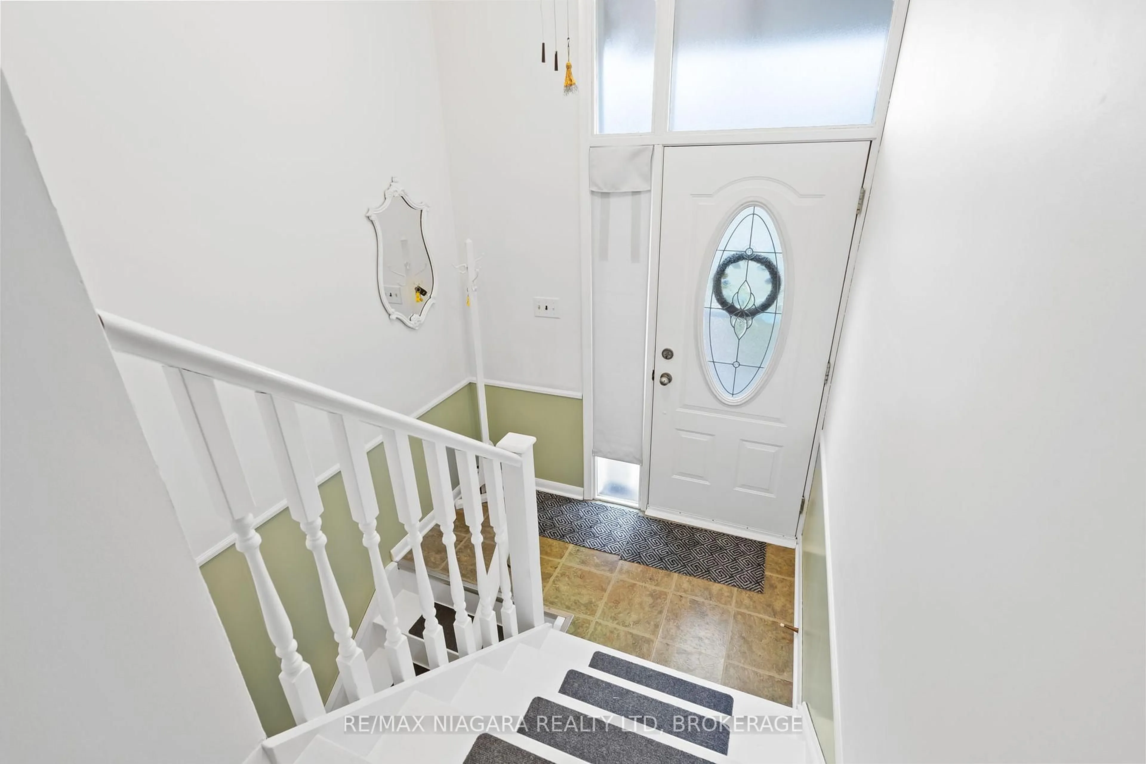 Indoor foyer for 13 RIDGEWOOD Ave, Port Colborne Ontario L3K 5N5