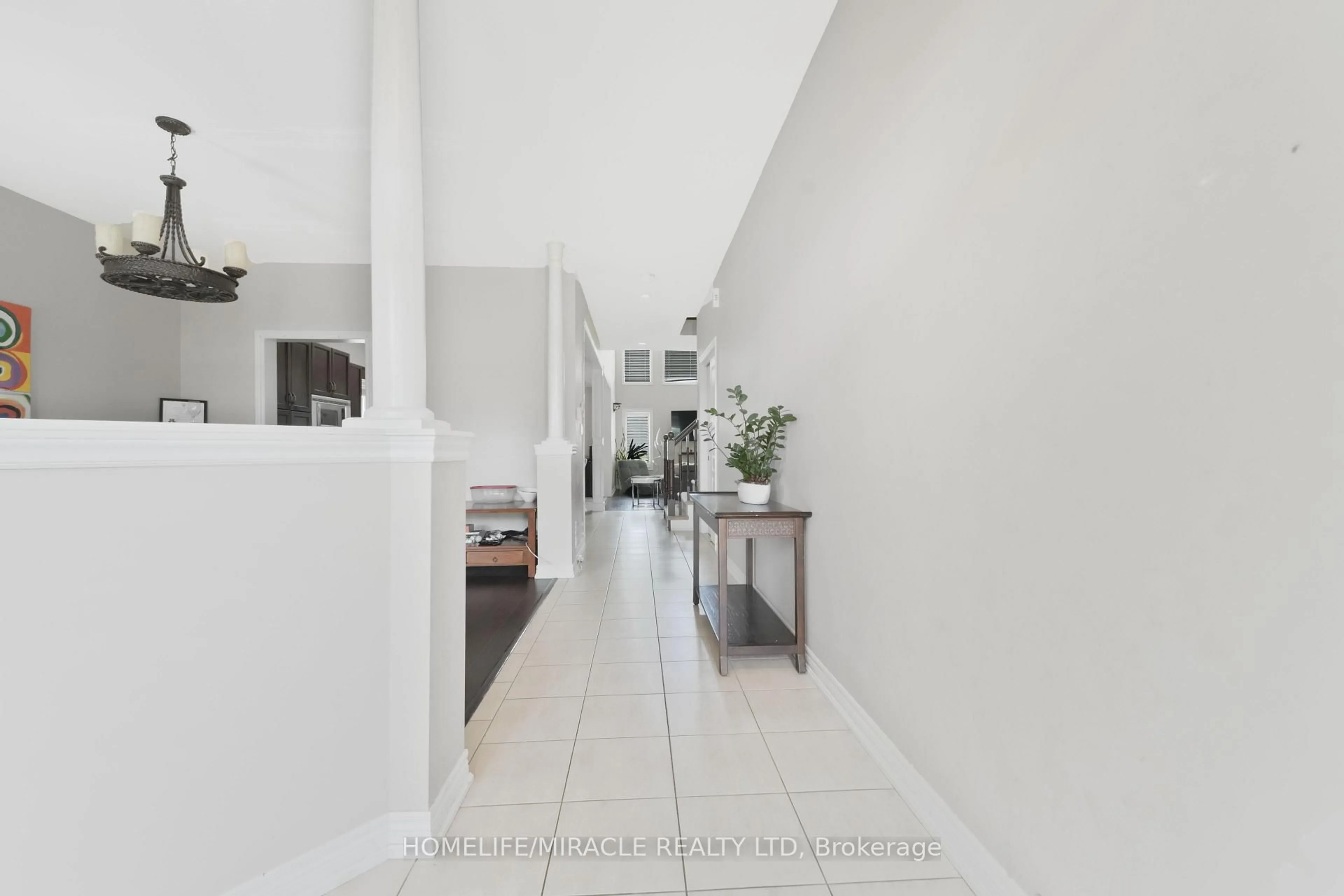 Indoor foyer for 95 Tulip Tree Rd, Thorold Ontario L2V 0A5