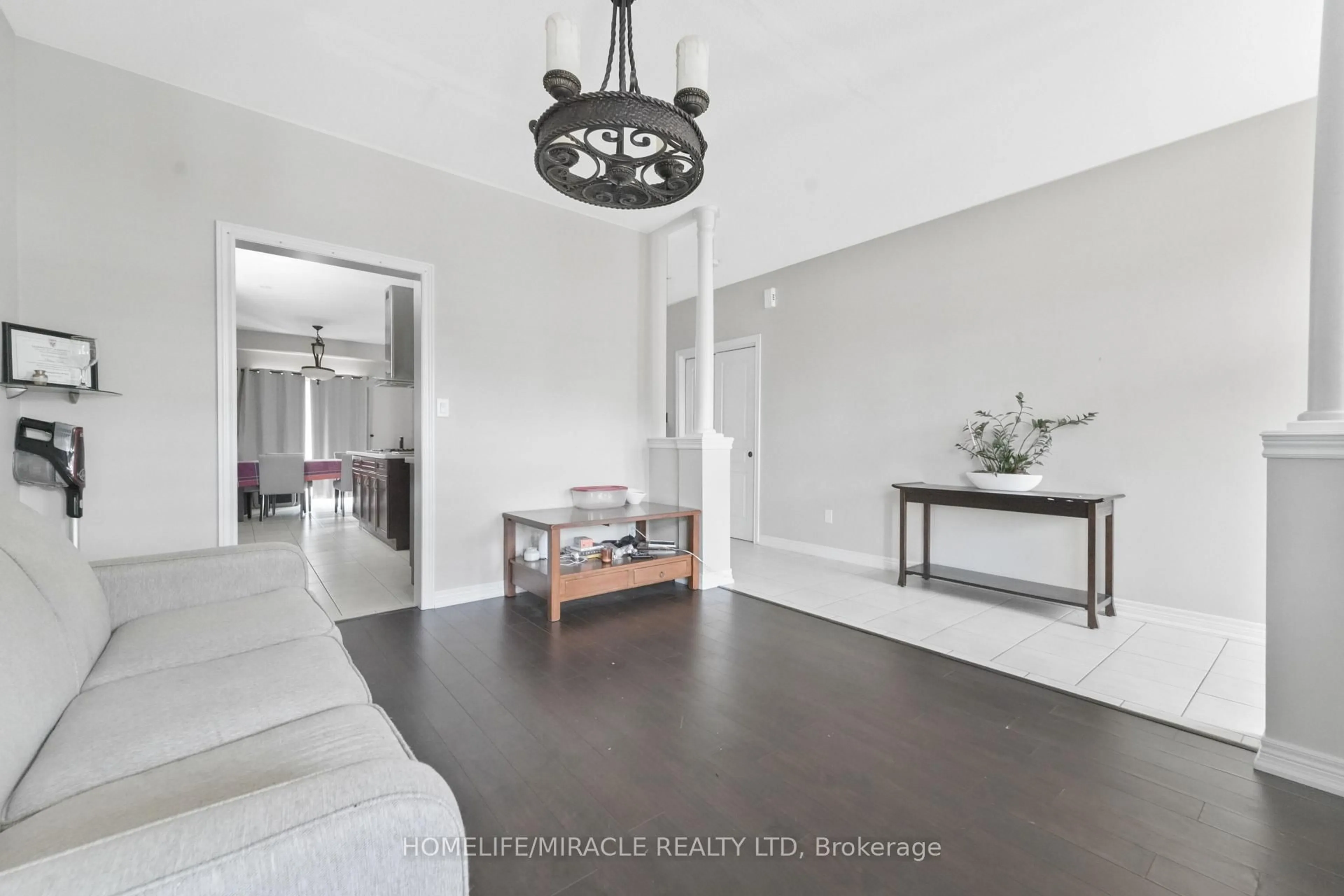 Indoor entryway for 95 Tulip Tree Rd, Thorold Ontario L2V 0A5