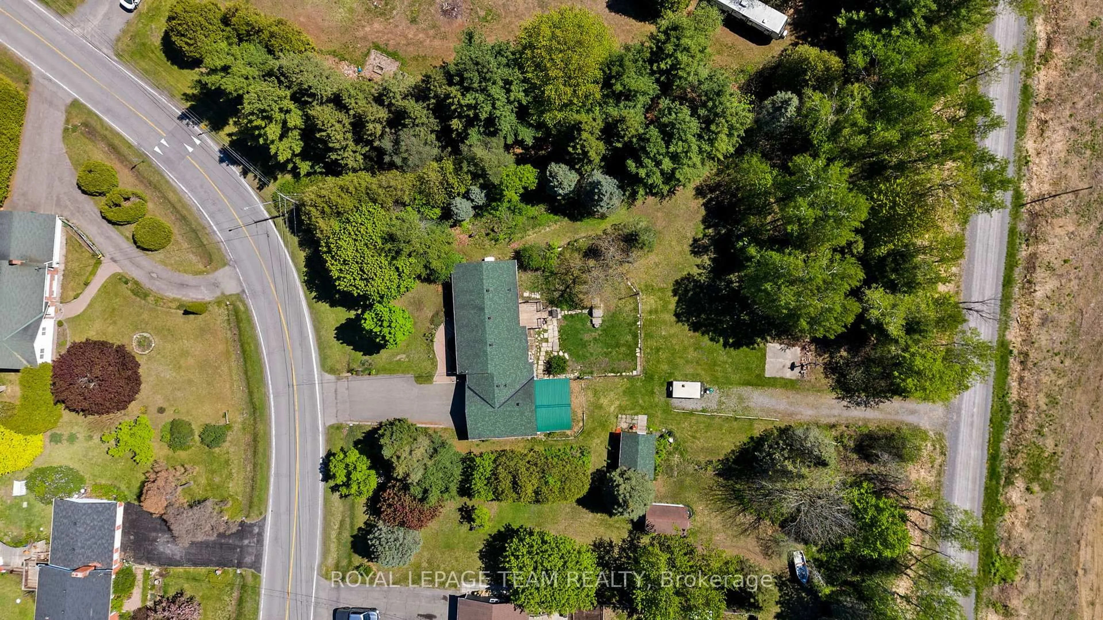 A pic from outside/outdoor area/front of a property/back of a property/a pic from drone, unknown for 3383 Elizabeth St, Osgoode Ontario K0A 2W0