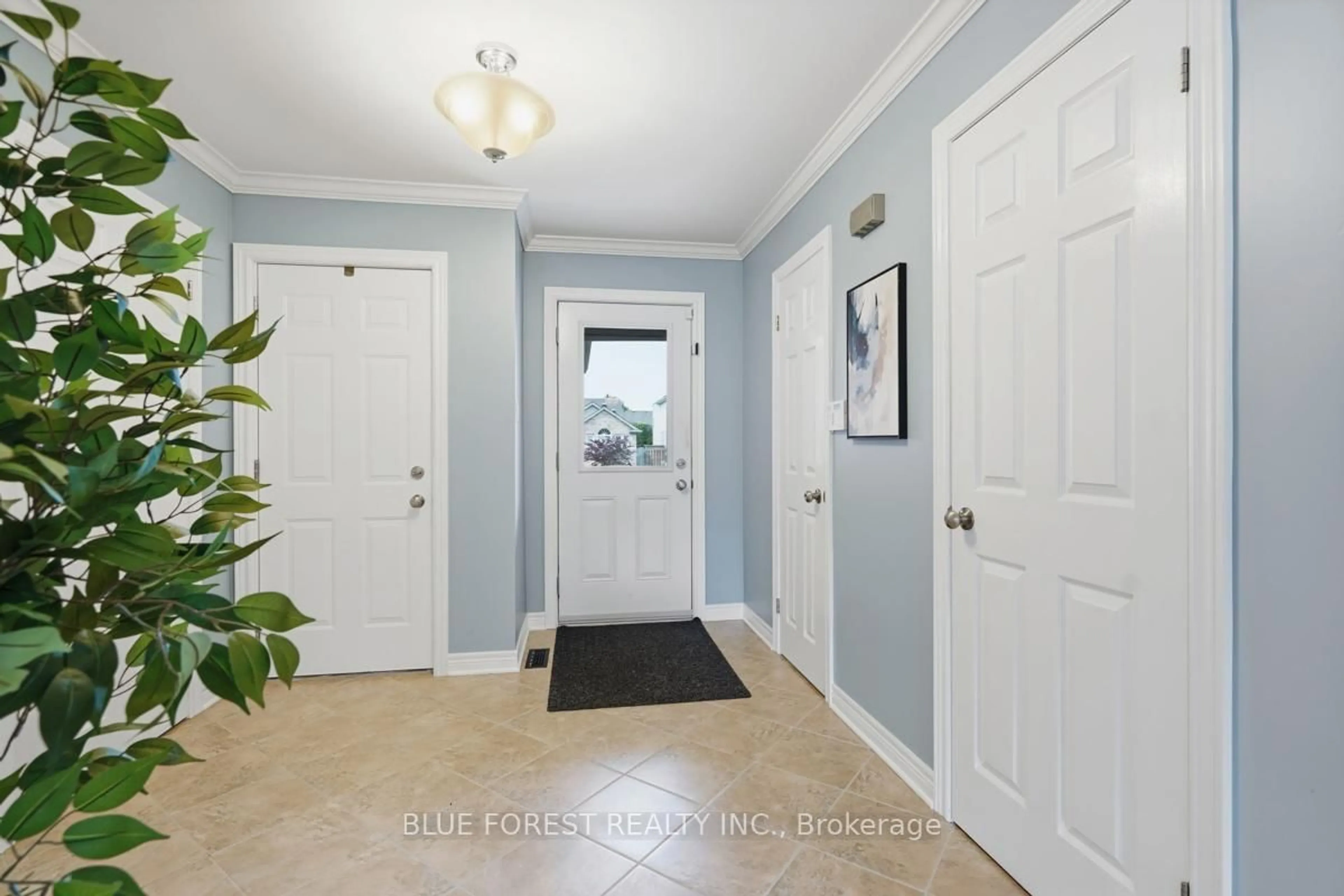 Indoor entryway for 1367 Reardon Blvd, London South Ontario N6M 1B4