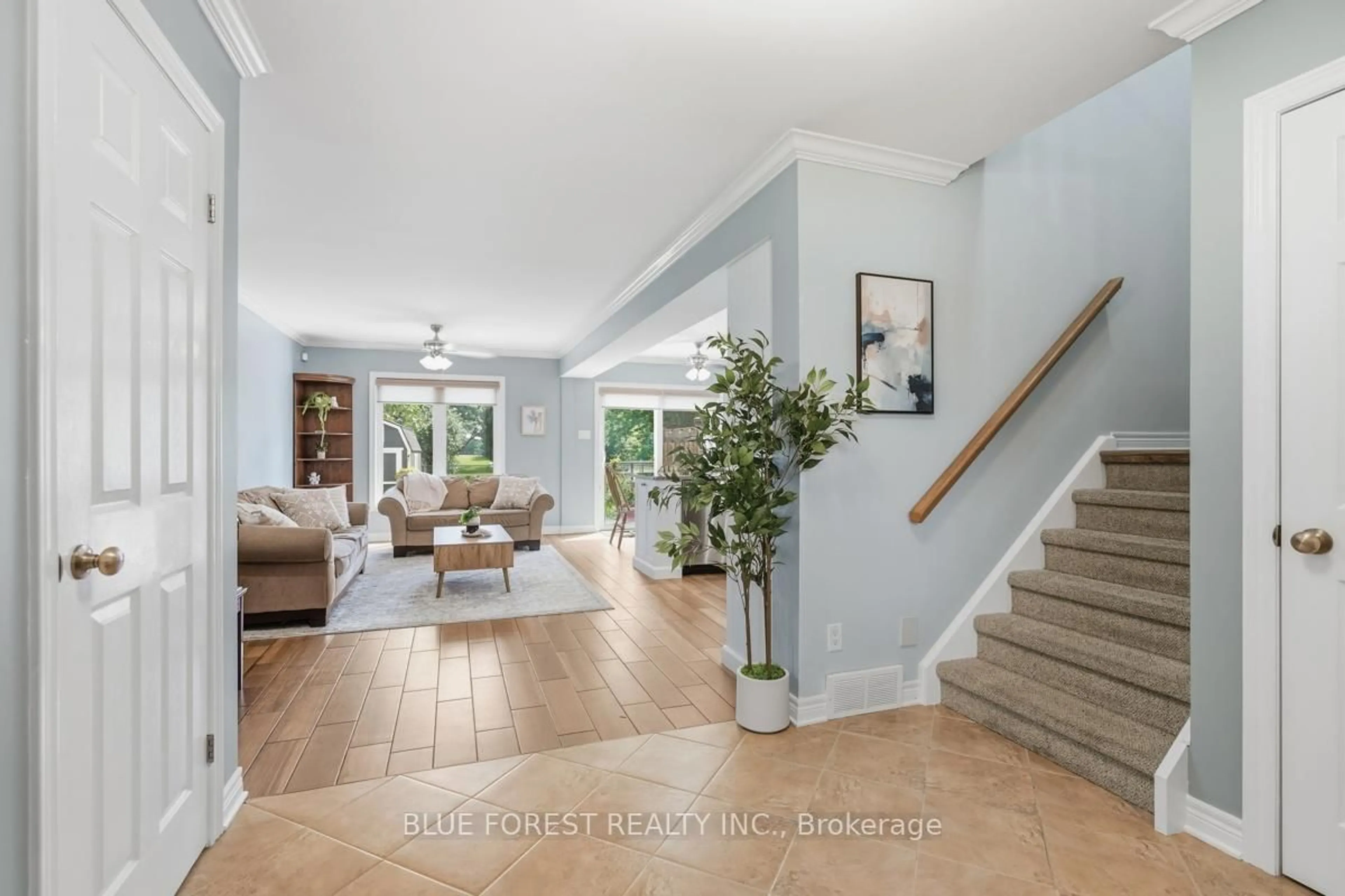 Indoor entryway for 1367 Reardon Blvd, London South Ontario N6M 1B4