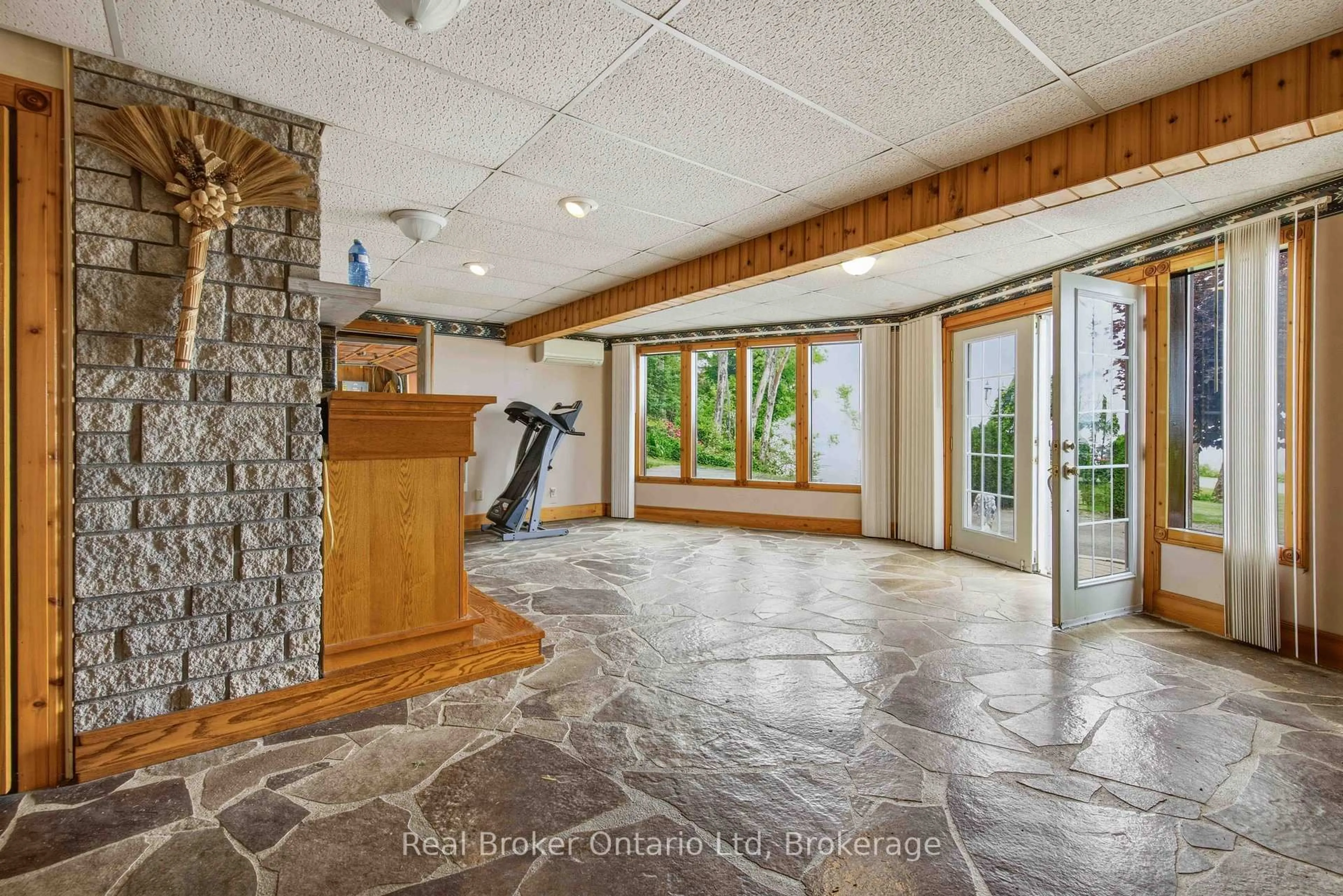 Indoor foyer for 339486 Presqu'ile Rd, Georgian Bluffs Ontario N0H 1S0