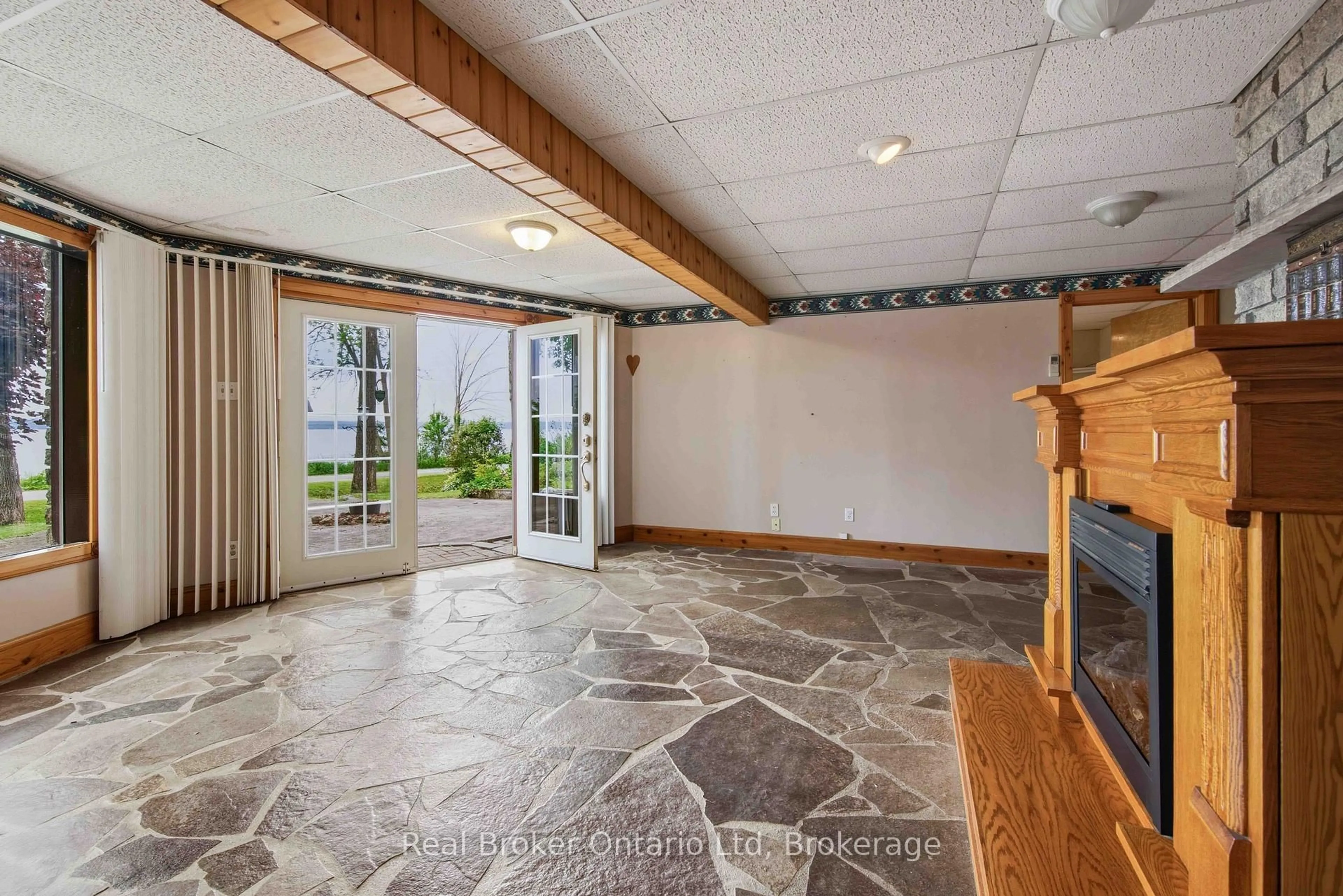 Indoor foyer for 339486 Presqu'ile Rd, Georgian Bluffs Ontario N0H 1S0