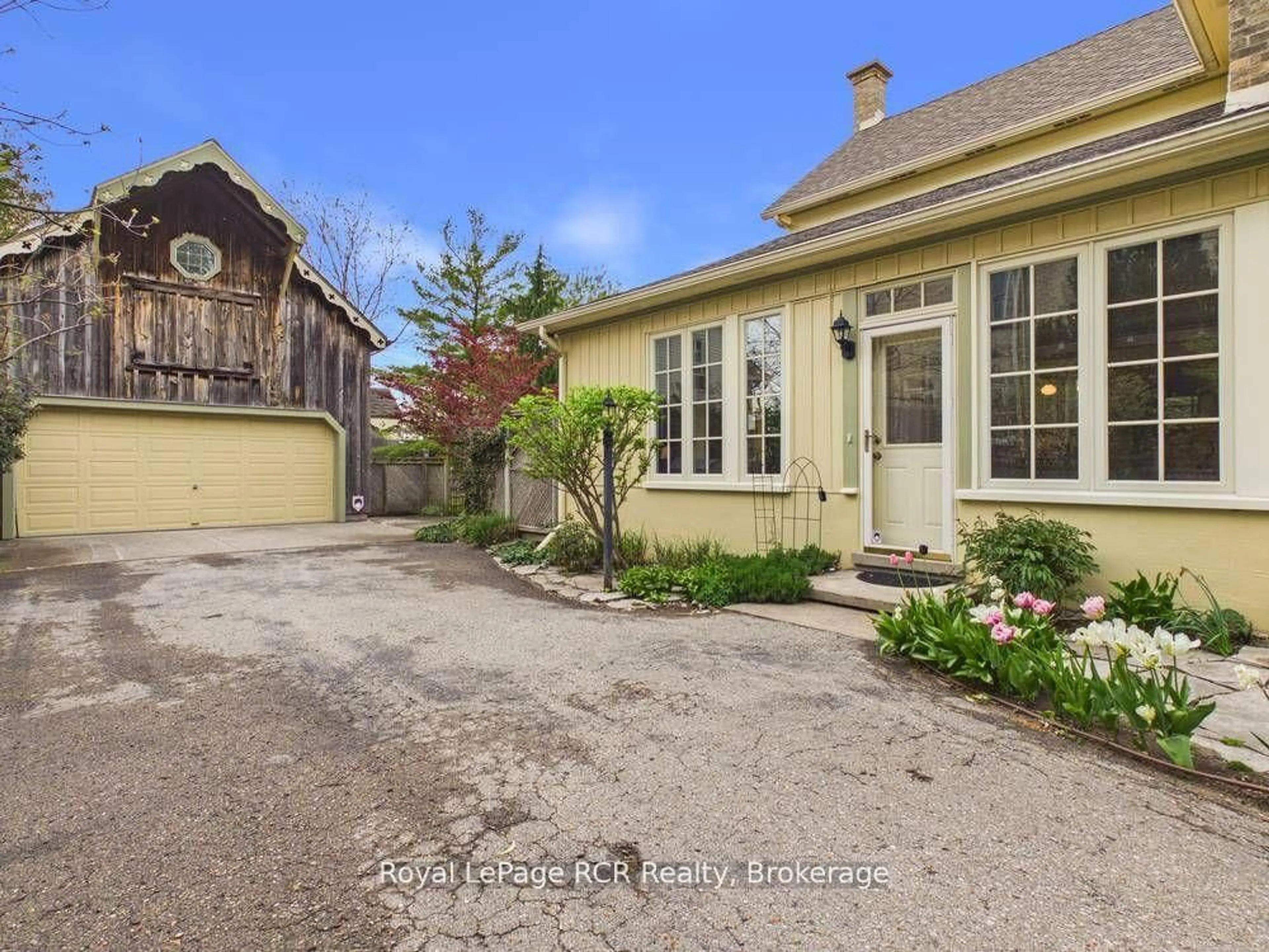 A pic from outside/outdoor area/front of a property/back of a property/a pic from drone, street for 804 Princes St, Kincardine Ontario N2Z 1Z1