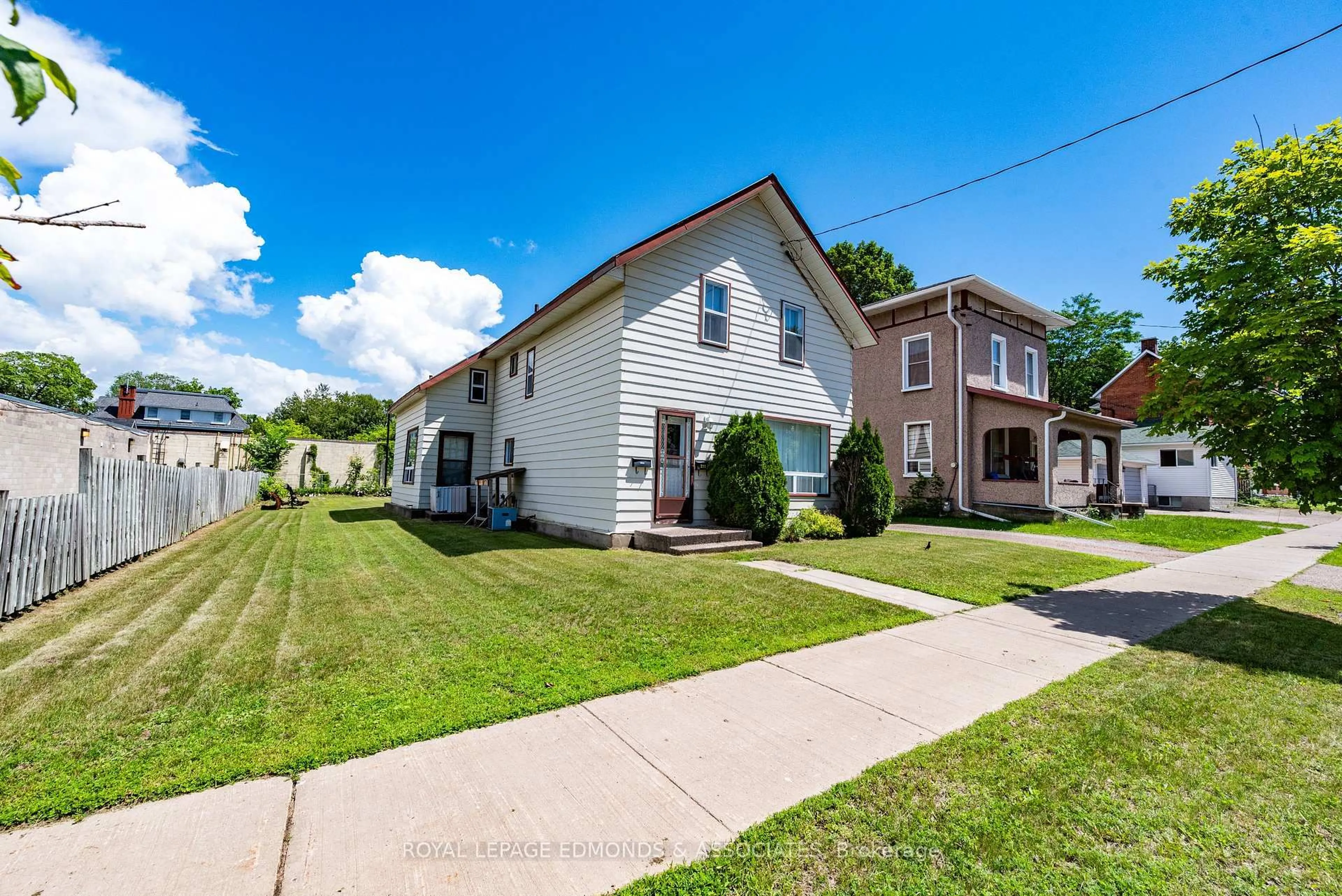 A pic from outside/outdoor area/front of a property/back of a property/a pic from drone, street for 235 Munro St, Pembroke Ontario K8A 4S5