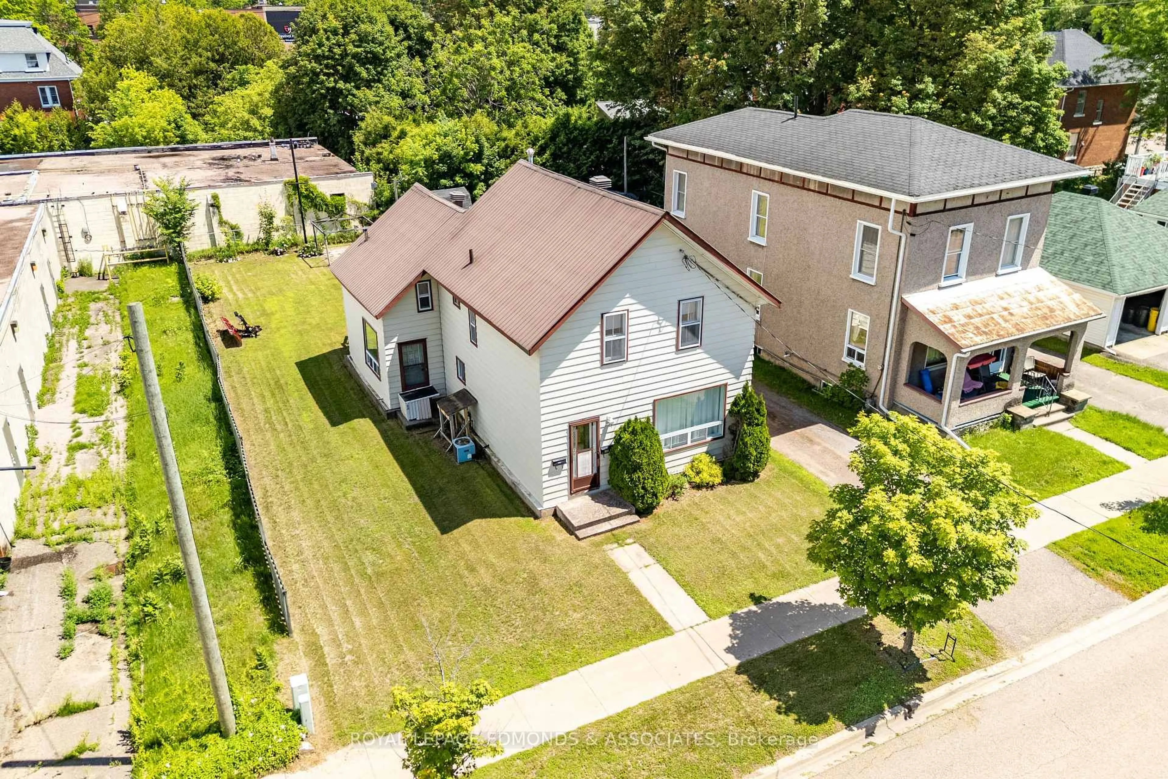 A pic from outside/outdoor area/front of a property/back of a property/a pic from drone, street for 235 Munro St, Pembroke Ontario K8A 4S5