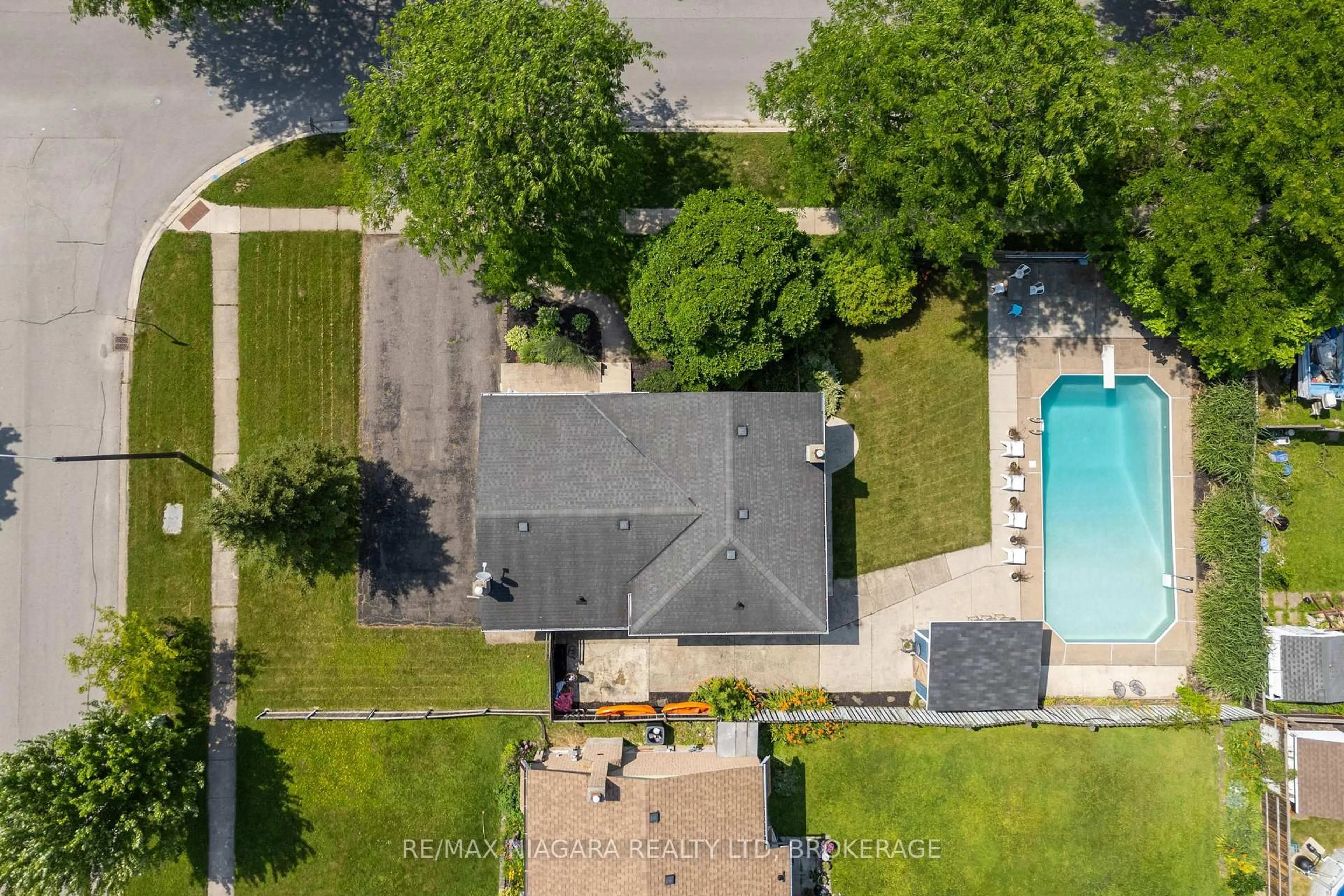 A pic from outside/outdoor area/front of a property/back of a property/a pic from drone, street for 8229 Rideau St, Niagara Falls Ontario L2H 2E3