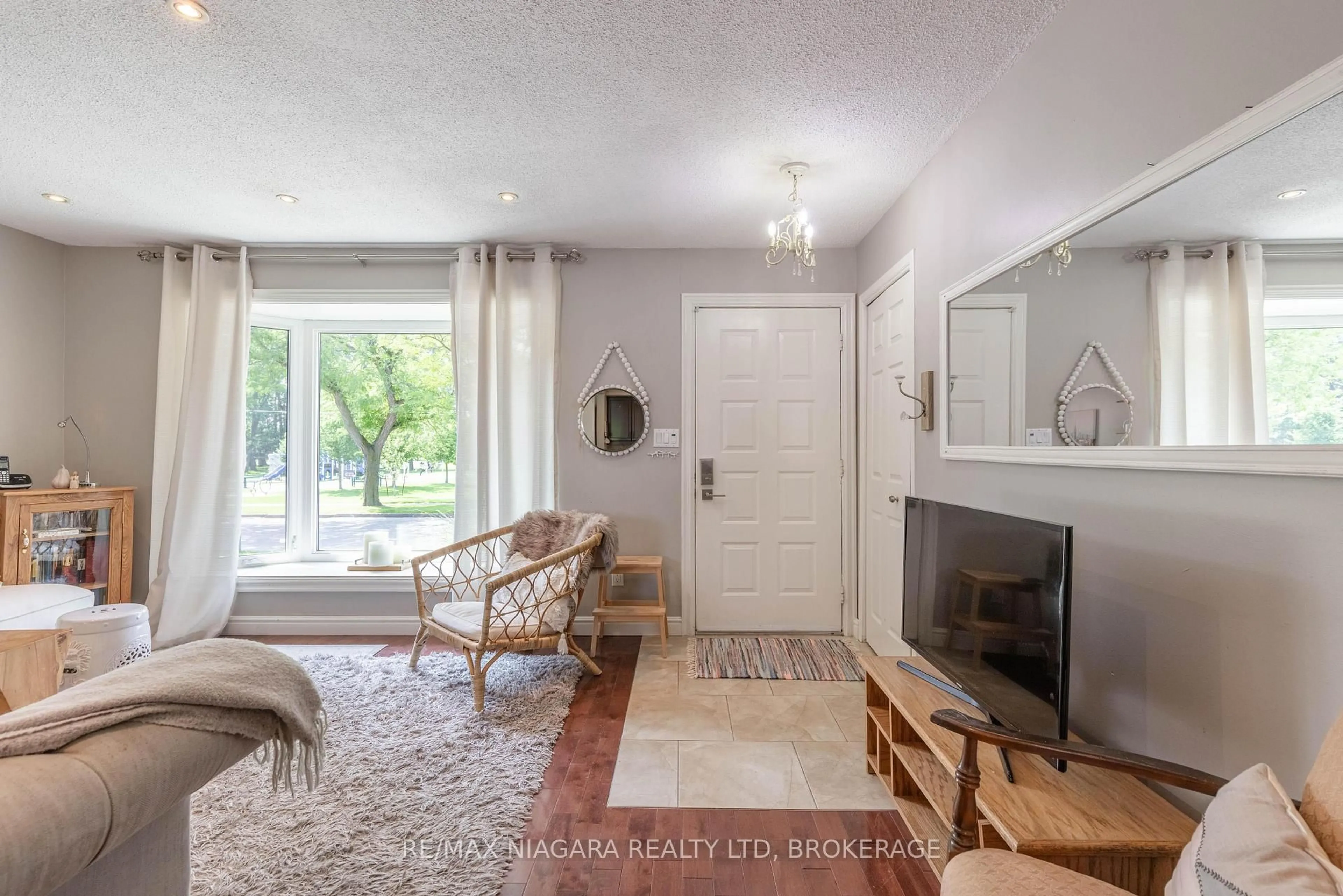 Living room with furniture, unknown for 8229 Rideau St, Niagara Falls Ontario L2H 2E3