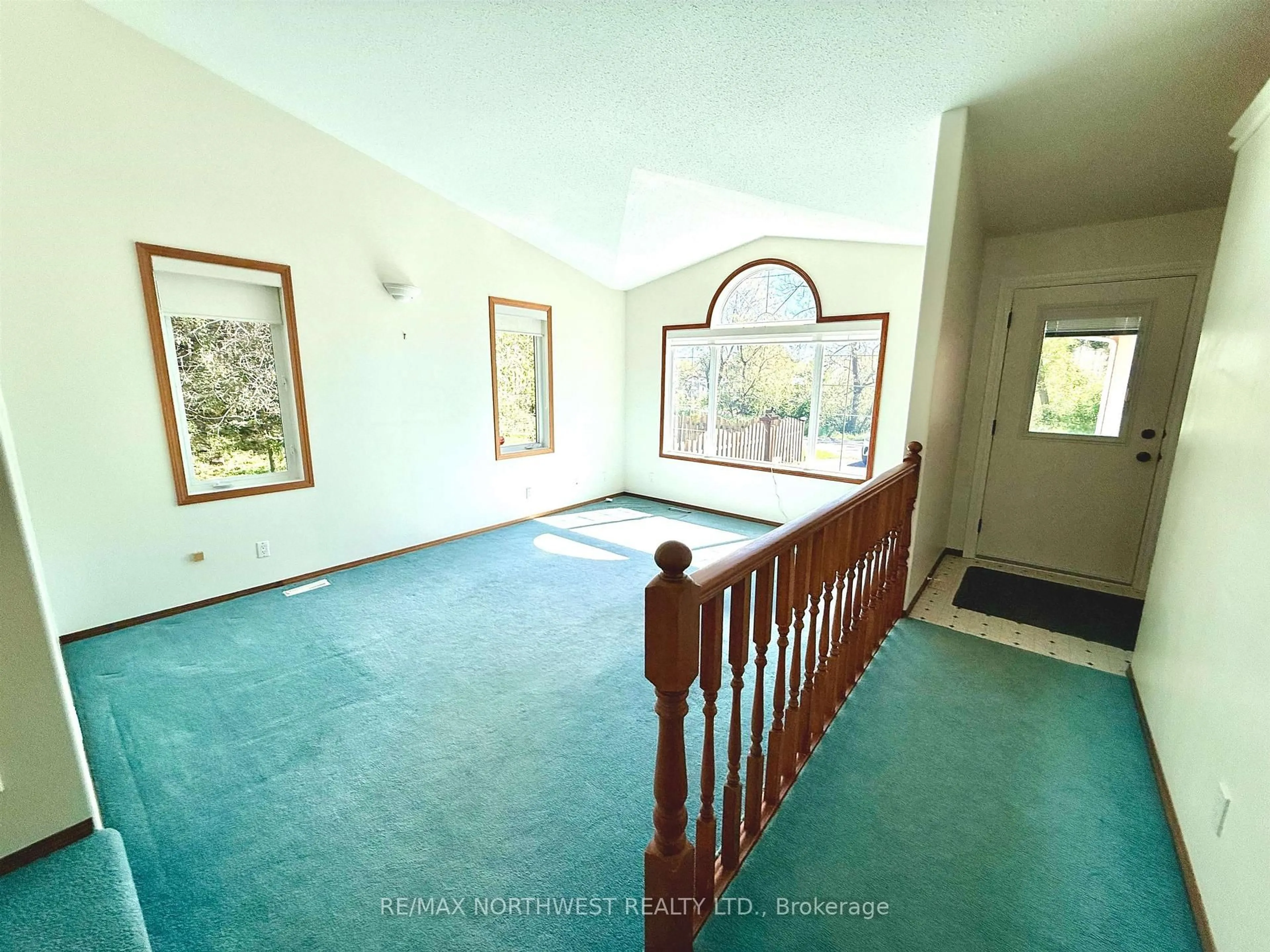 Indoor foyer for 404 Main Street, Kenora Ontario P0X 1C0