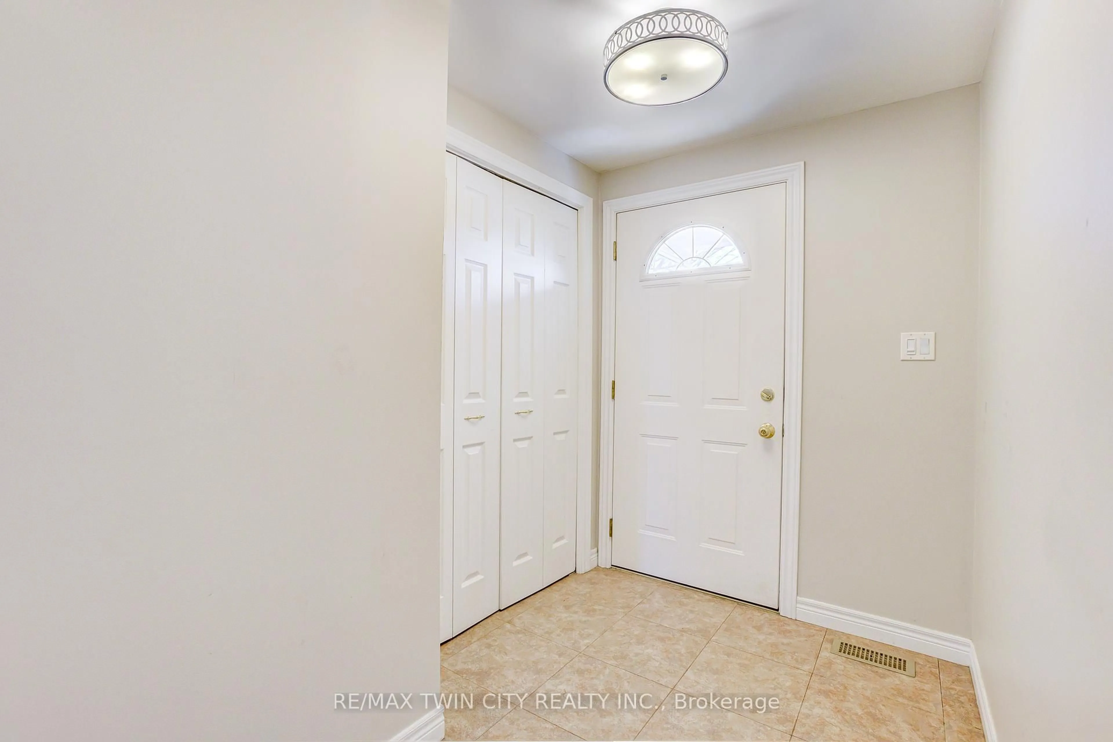 Indoor entryway for 22 Blackhorne Cres, Kitchener Ontario N2E 1T1