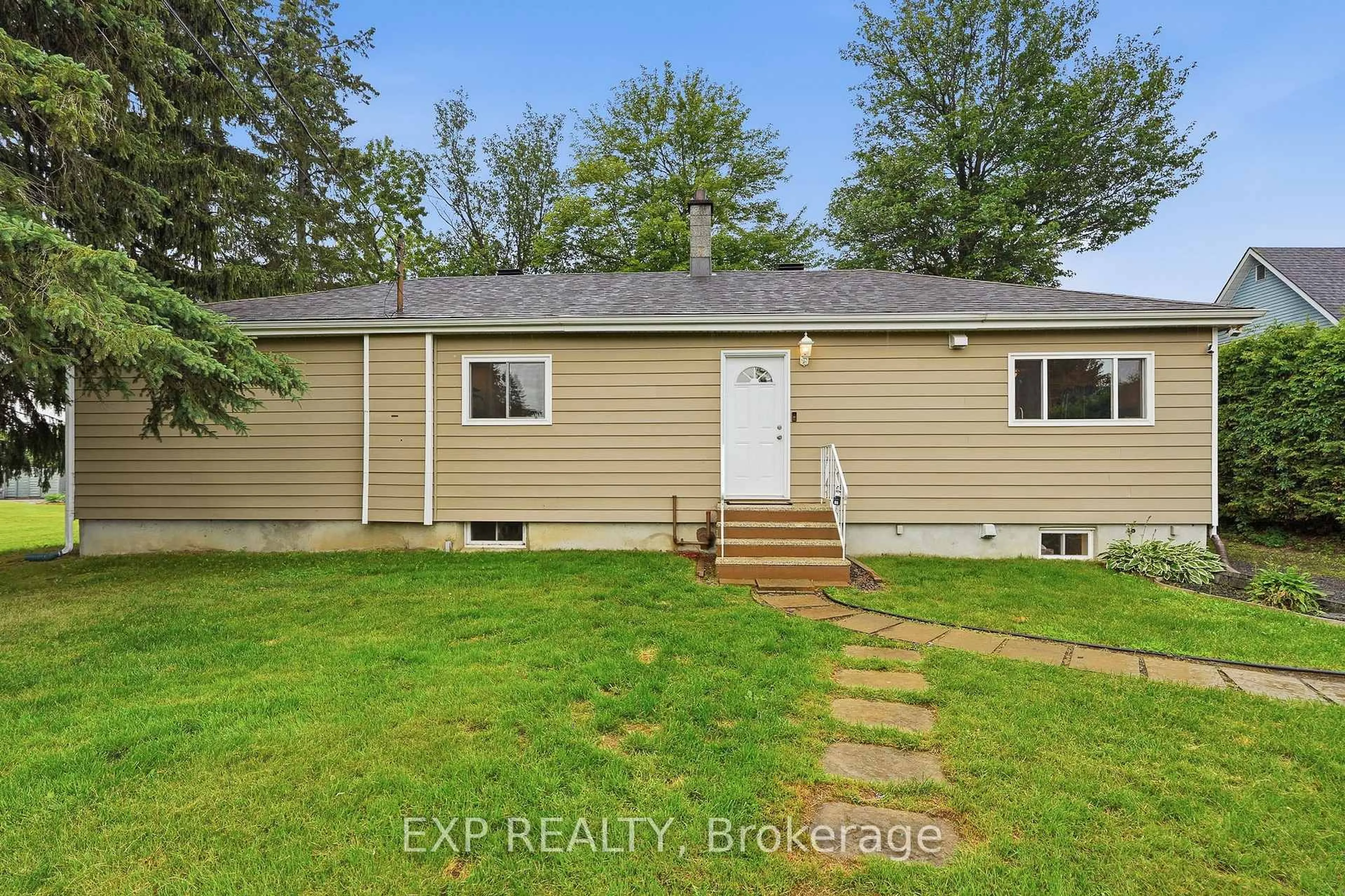 Home with vinyl exterior material, unknown for 1876 Division St, Vars Ontario K0A 3H0
