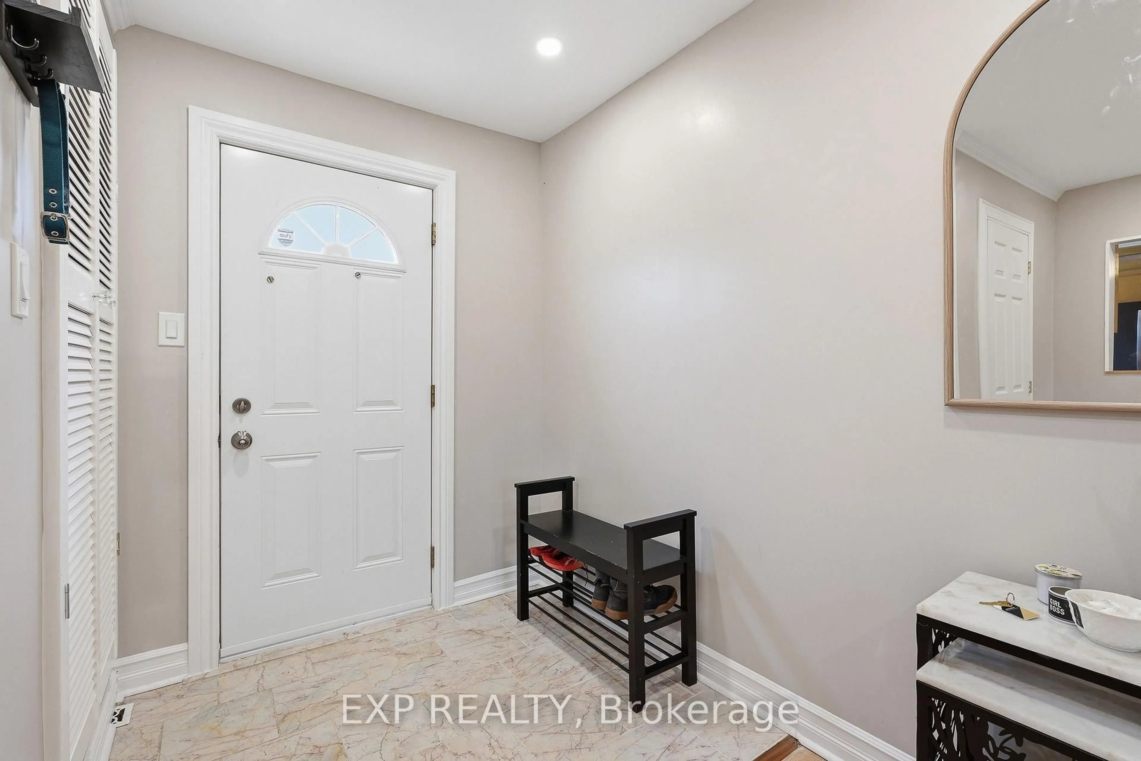 Indoor entryway for 1876 Division St, Vars Ontario K0A 3H0