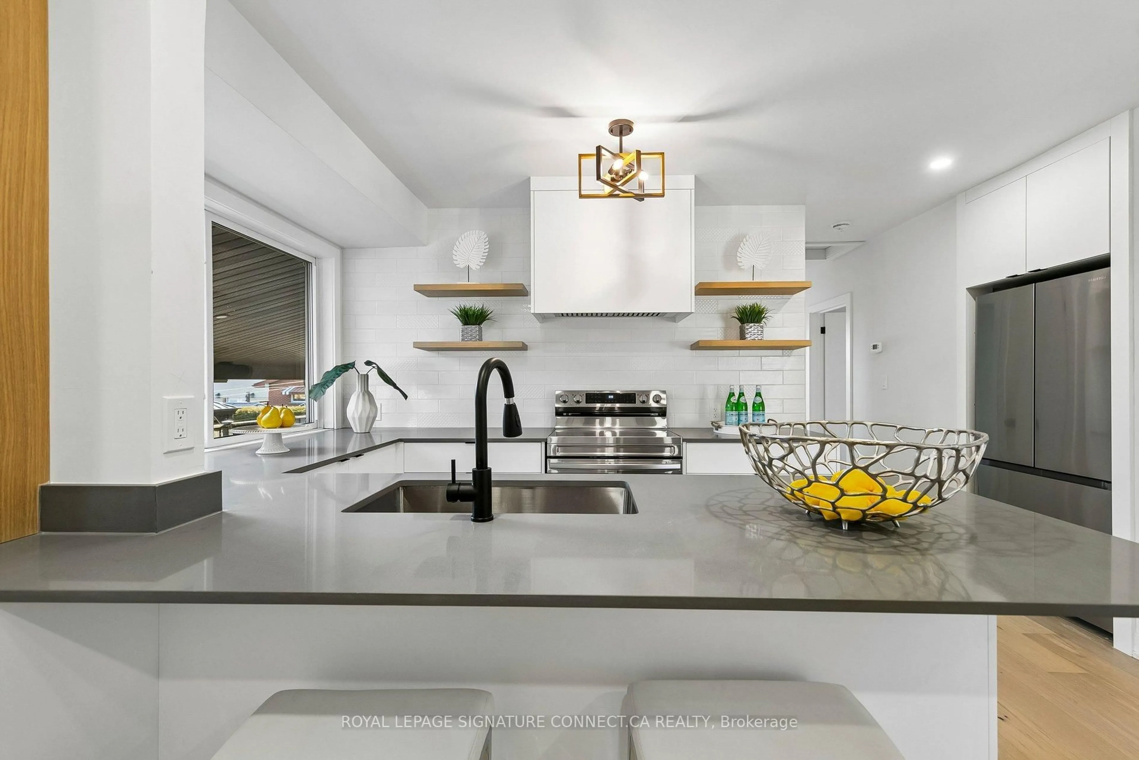 Open concept kitchen, ceramic/tile floor for 15 Colonial Crt, Hamilton Ontario L8K 4H2
