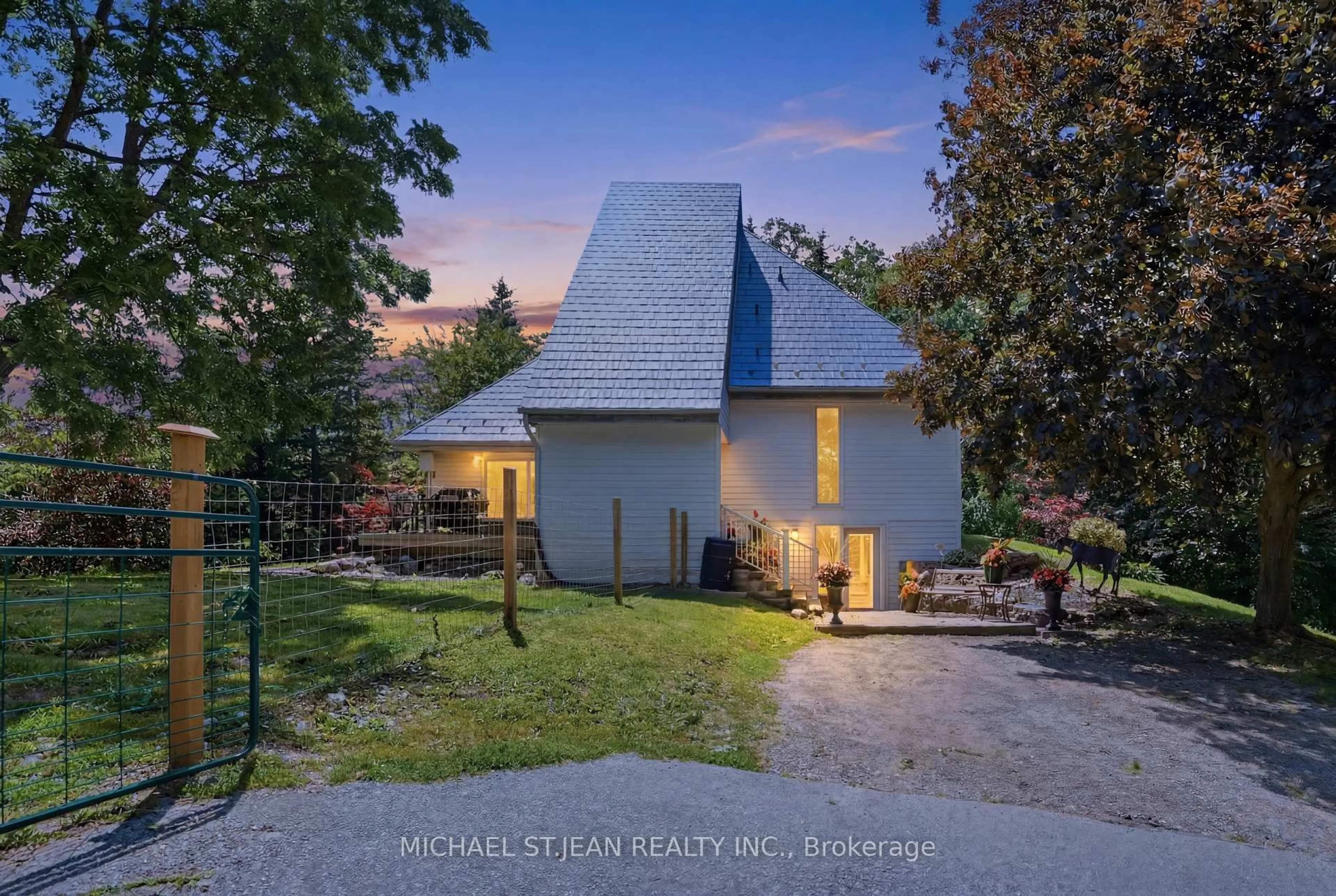 A pic from outside/outdoor area/front of a property/back of a property/a pic from drone, street for 1314 Safari Rd, Hamilton Ontario L8B 1A4