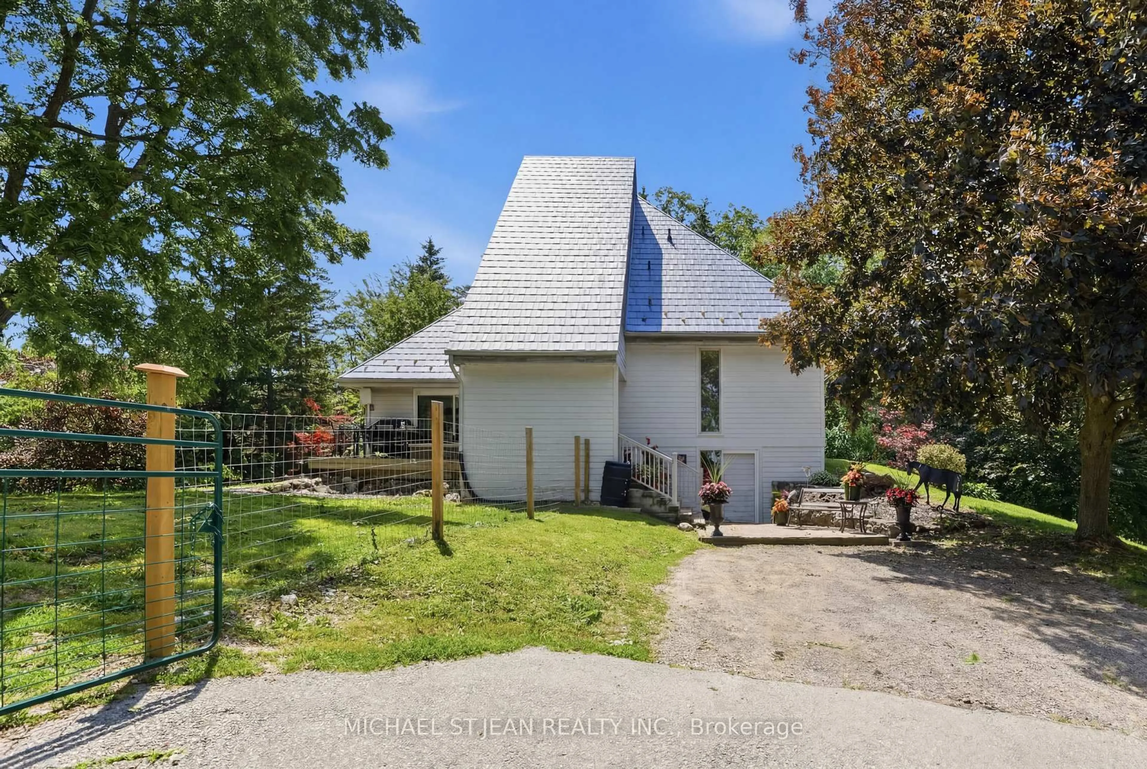 A pic from outside/outdoor area/front of a property/back of a property/a pic from drone, street for 1314 Safari Rd, Hamilton Ontario L8B 1A4