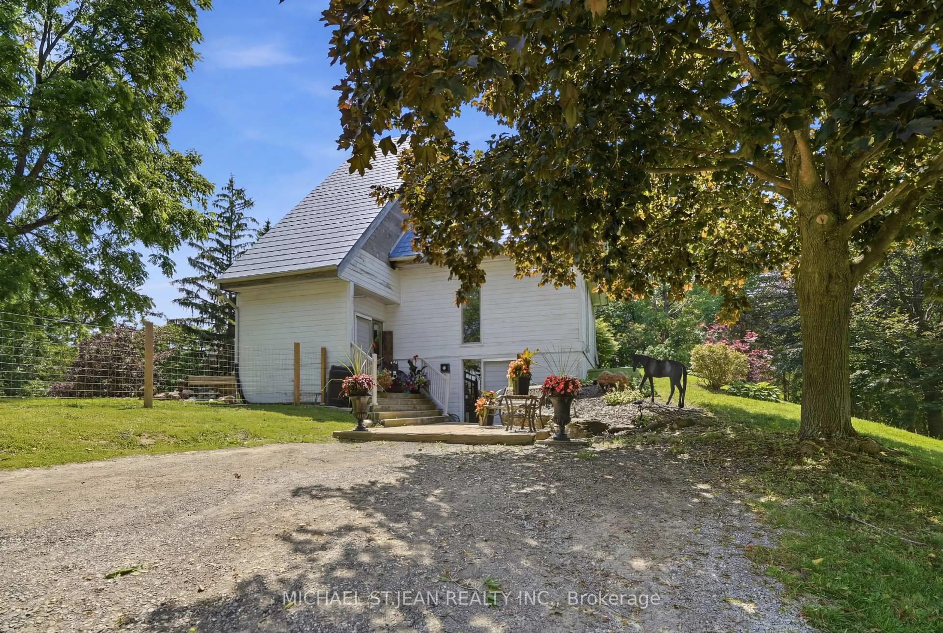 A pic from outside/outdoor area/front of a property/back of a property/a pic from drone, unknown for 1314 Safari Rd, Hamilton Ontario L8B 1A4