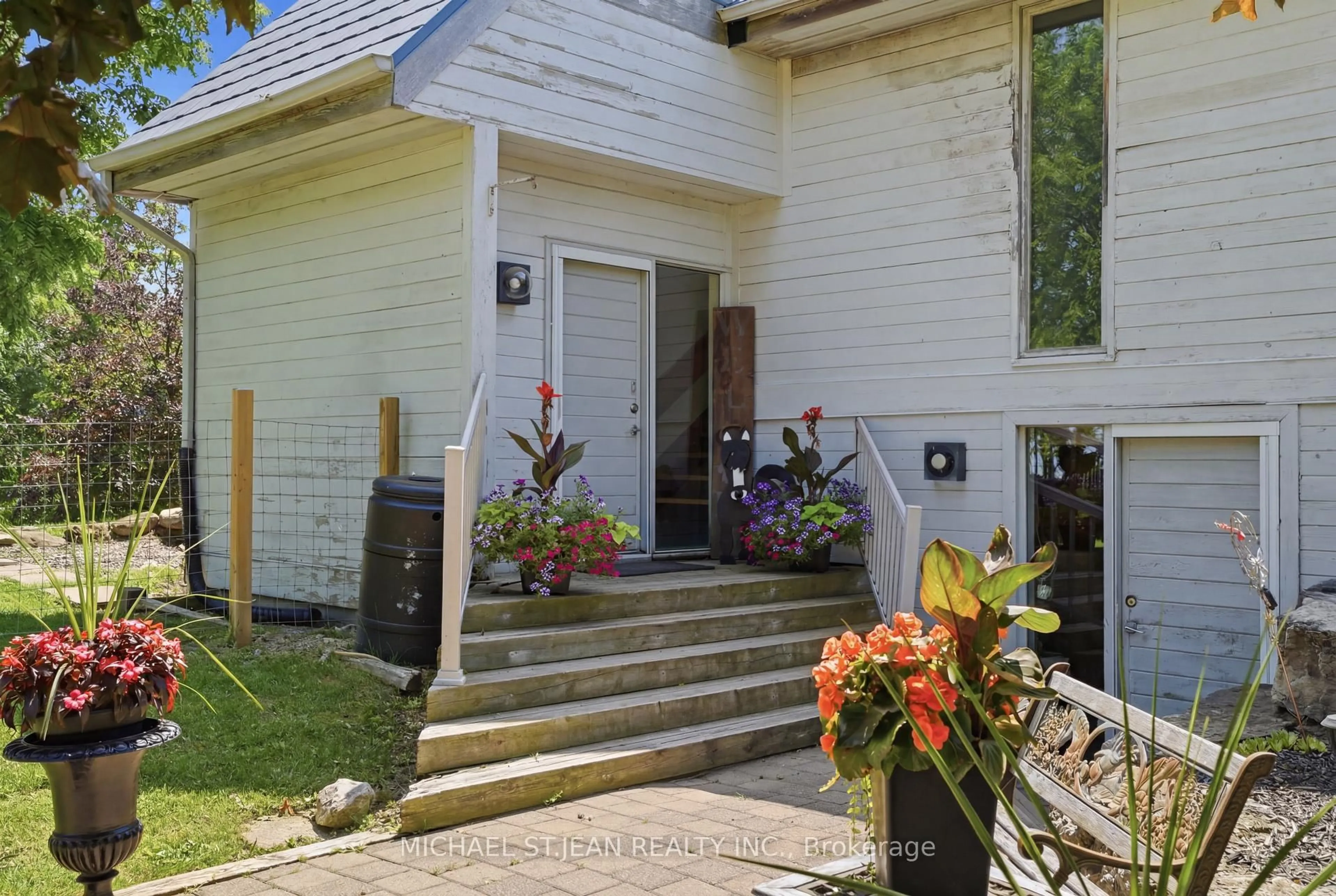 Indoor foyer for 1314 Safari Rd, Hamilton Ontario L8B 1A4