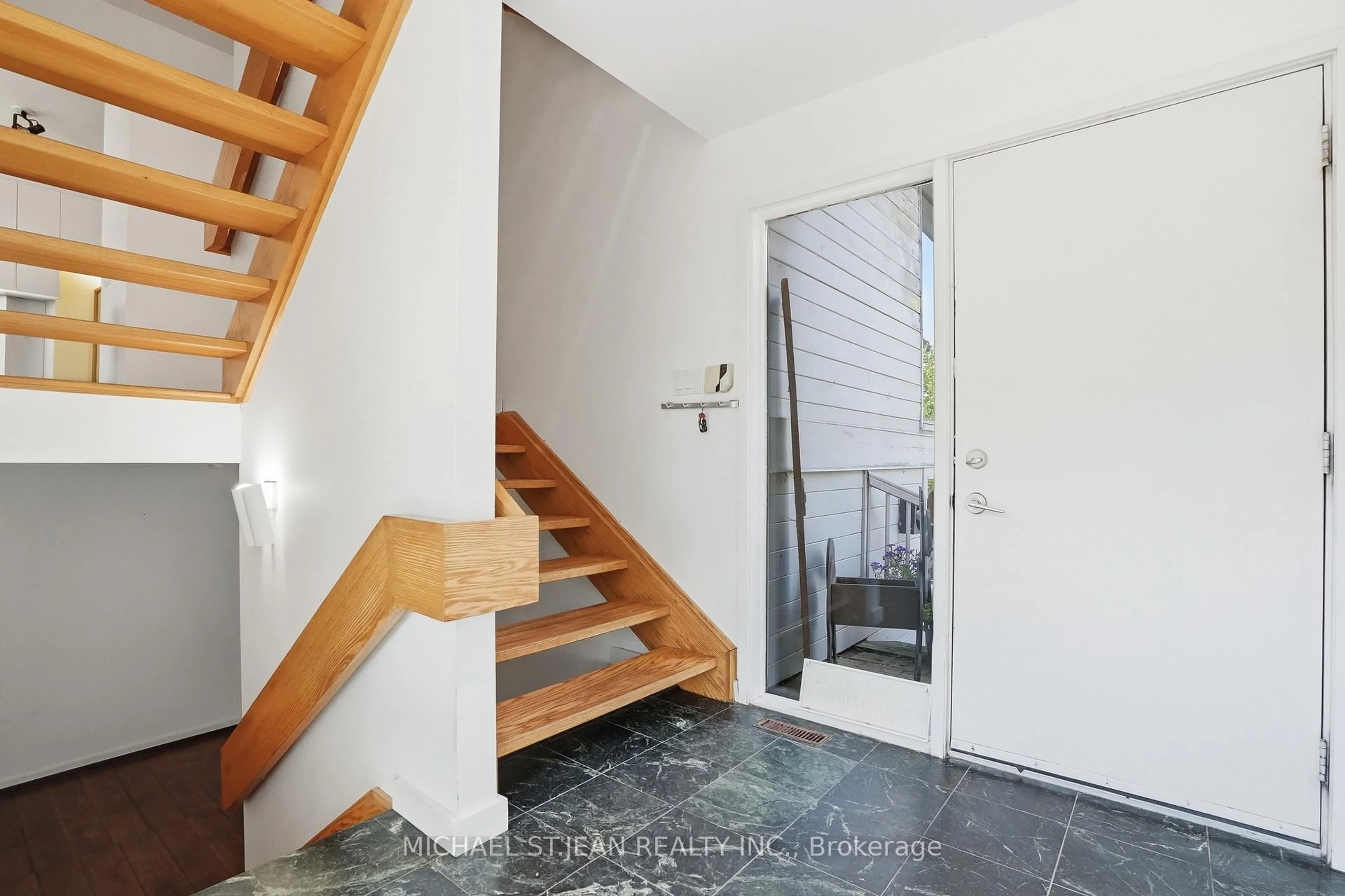 Indoor foyer for 1314 Safari Rd, Hamilton Ontario L8B 1A4