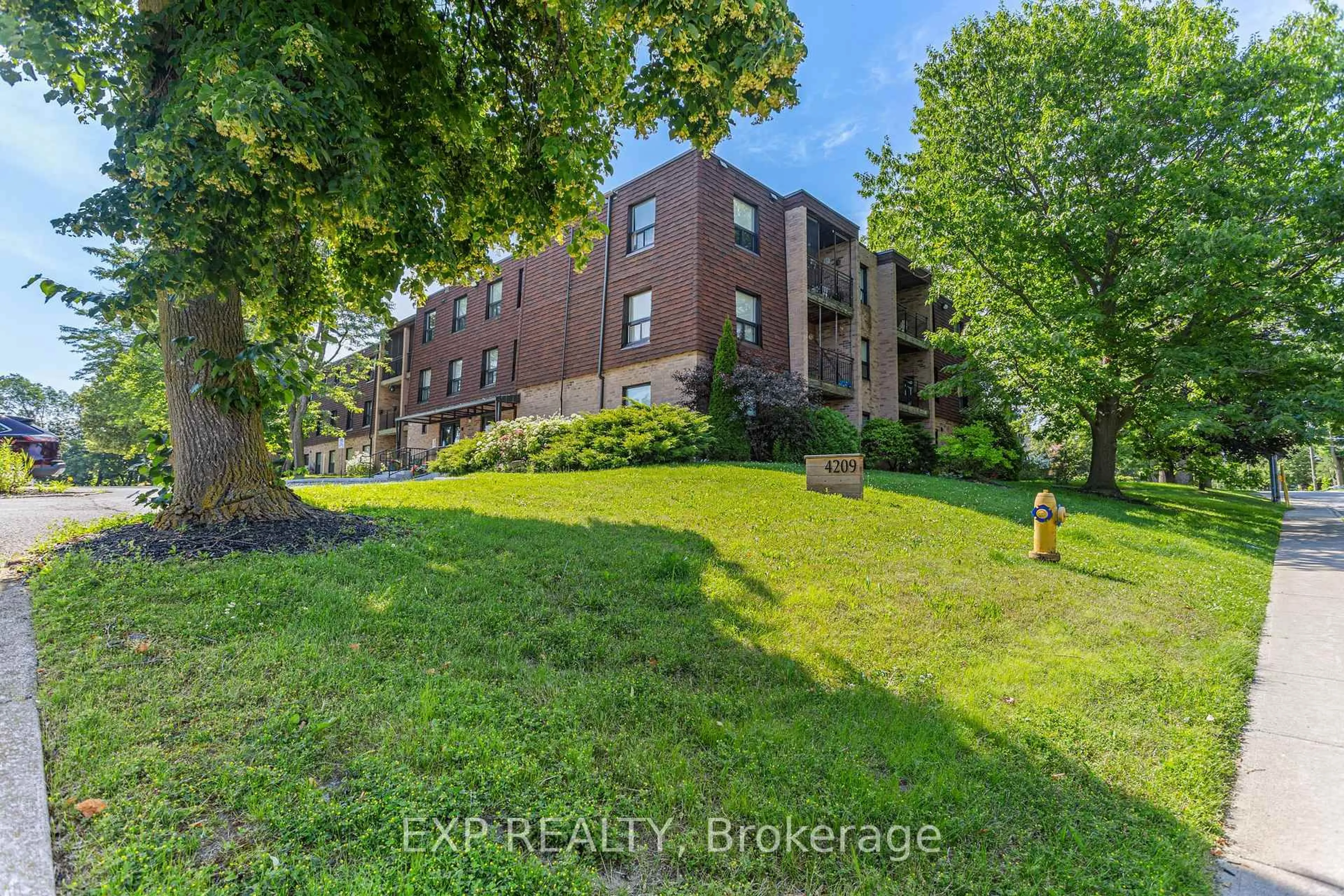 A pic from outside/outdoor area/front of a property/back of a property/a pic from drone, unknown for 4209 Hixon St #211, Lincoln Ontario L3J 0K2