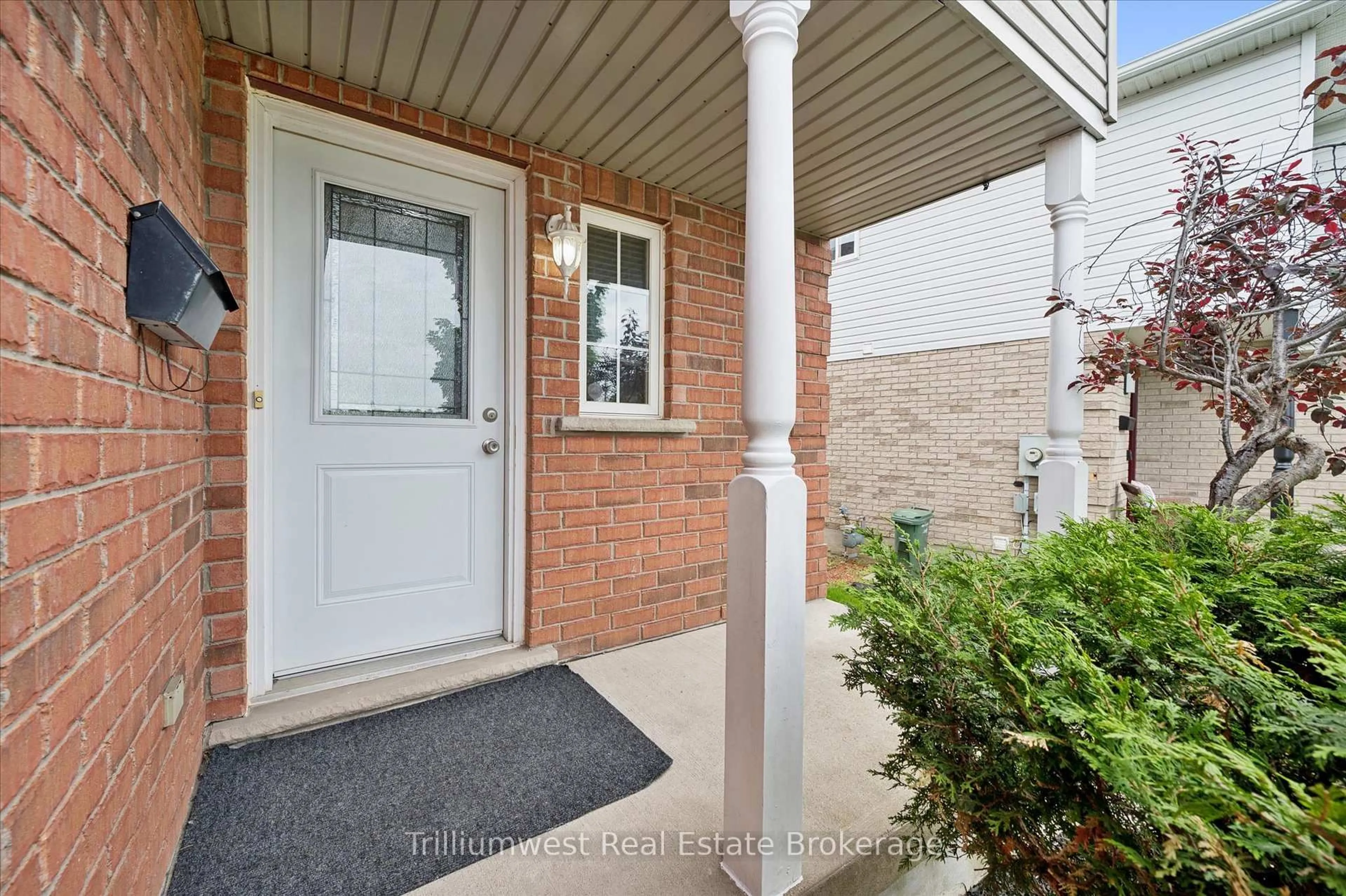 Indoor entryway for 157 Stephanie Dr, Guelph Ontario N1K 1X7