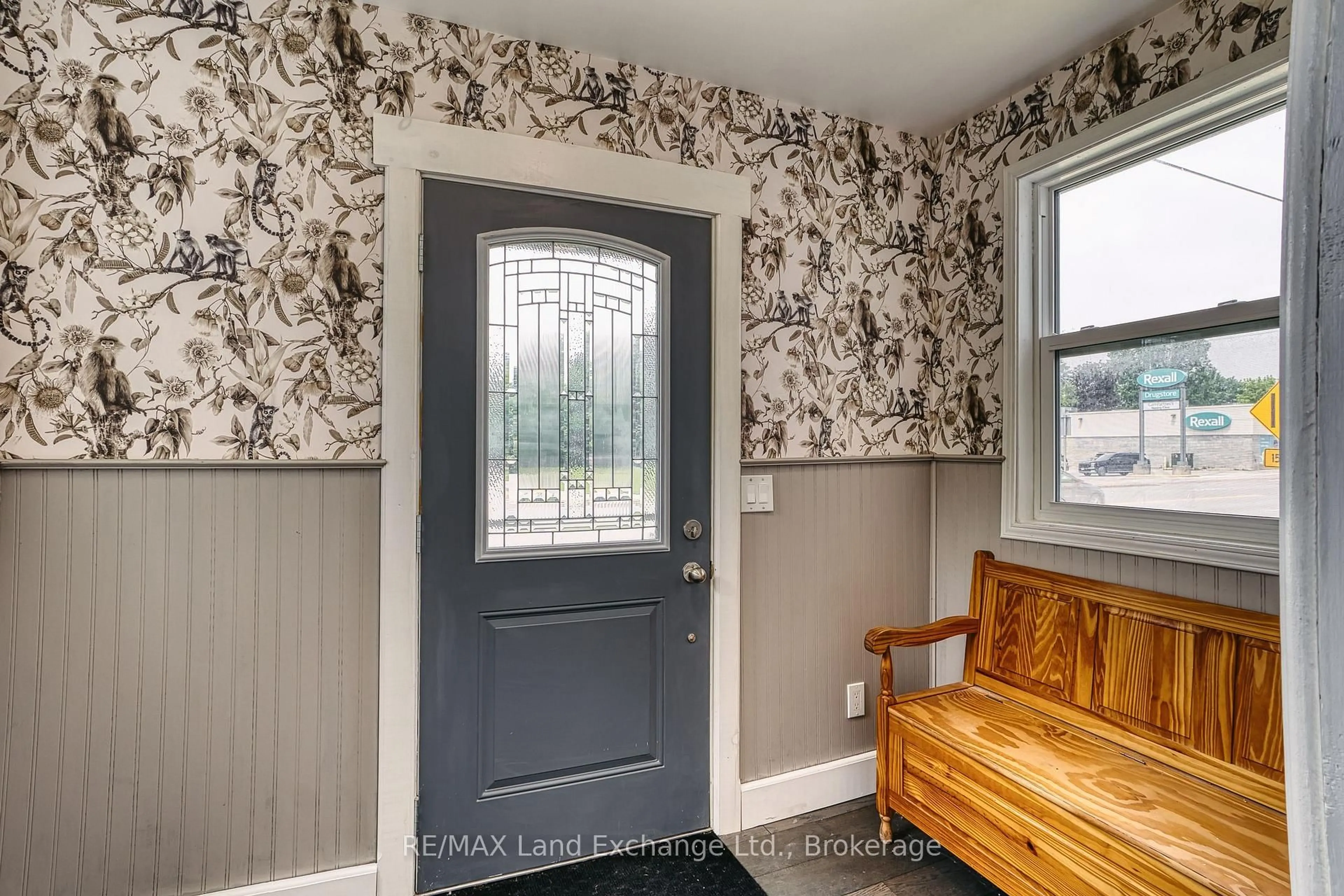 Indoor entryway for 447 Goderich St, Saugeen Shores Ontario N0H 2C4