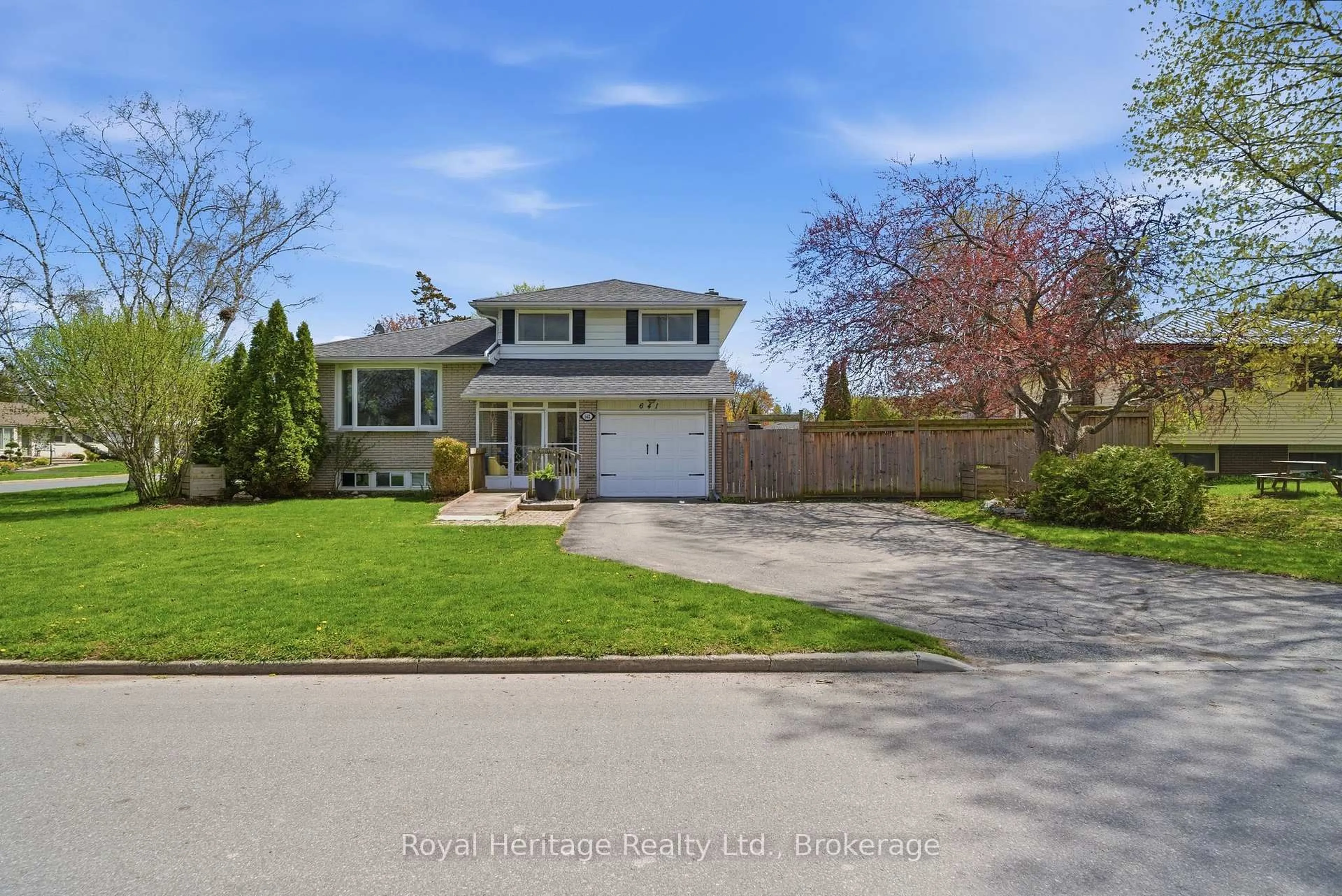 A pic from outside/outdoor area/front of a property/back of a property/a pic from drone, street for 641 Freemont Rd, Belleville Ontario K8N 1Z2