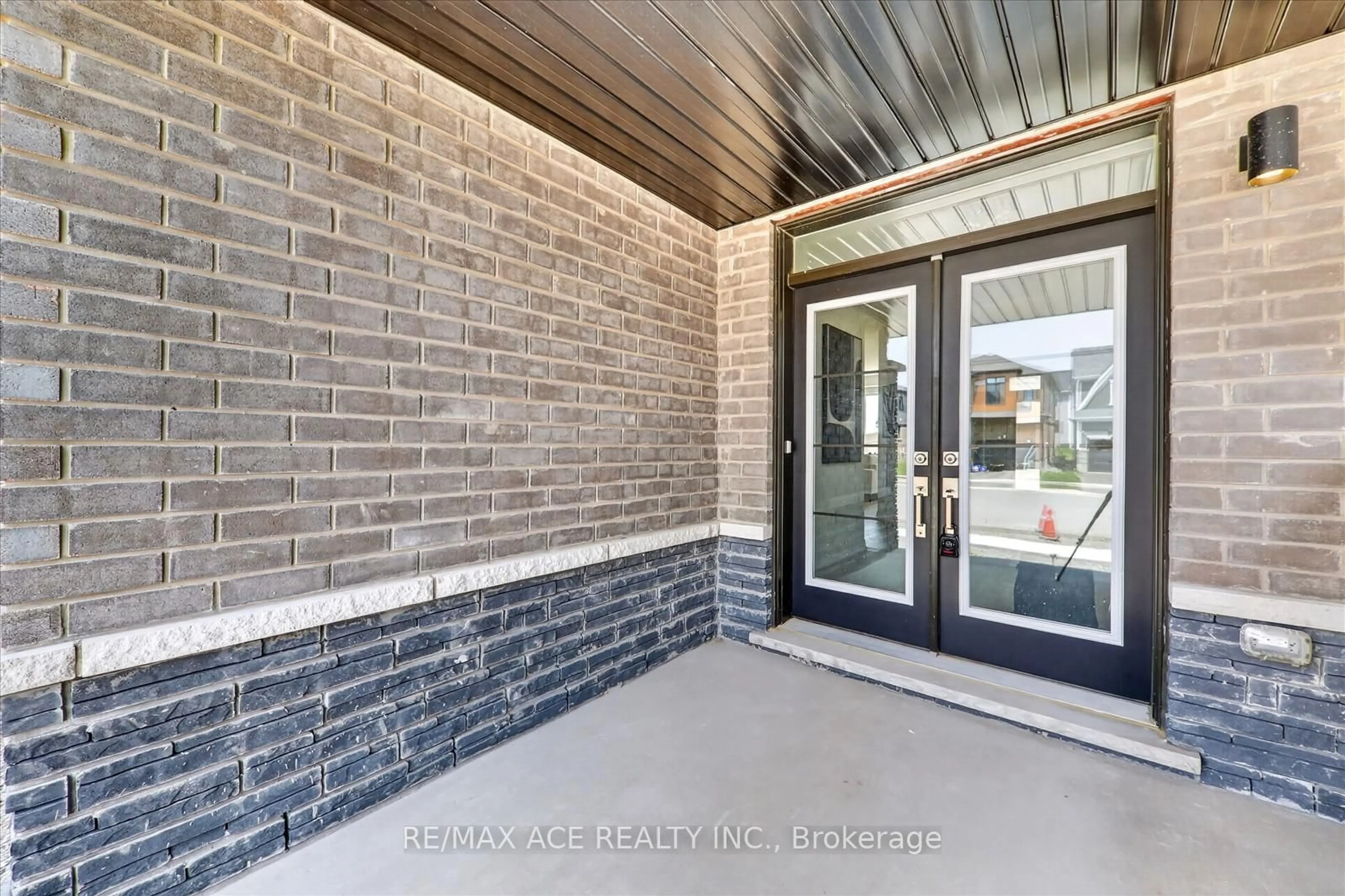 Indoor entryway for 11 Stanley Ave, Haldimand Ontario N3W 1E5