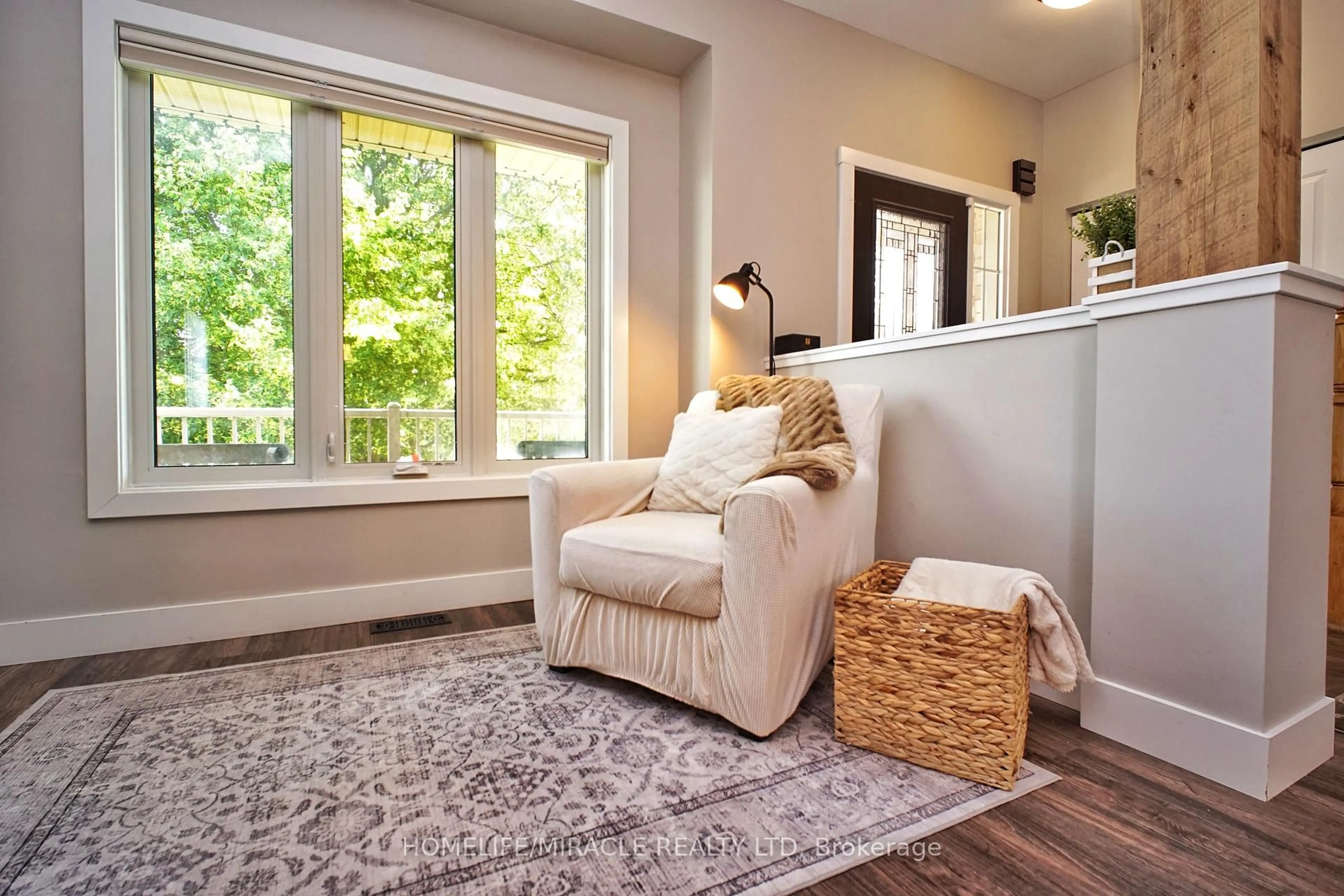 Living room with furniture, carpet floor for 40 Mccormick Dr, Cambridge Ontario N3C 4C9