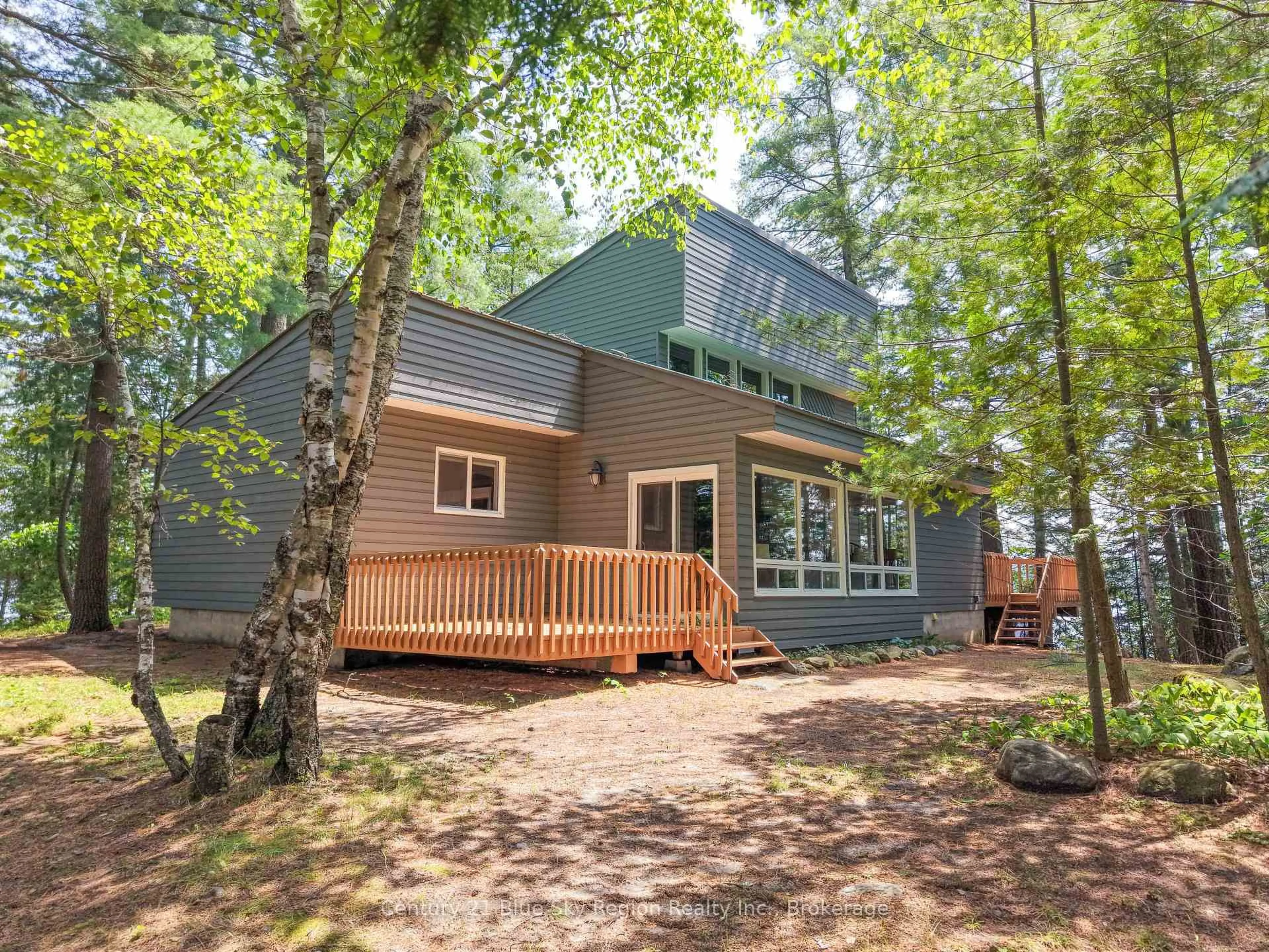 Home with vinyl exterior material, forest/trees view for 1 Murdoch Island, North Bay Ontario P1B 8G4