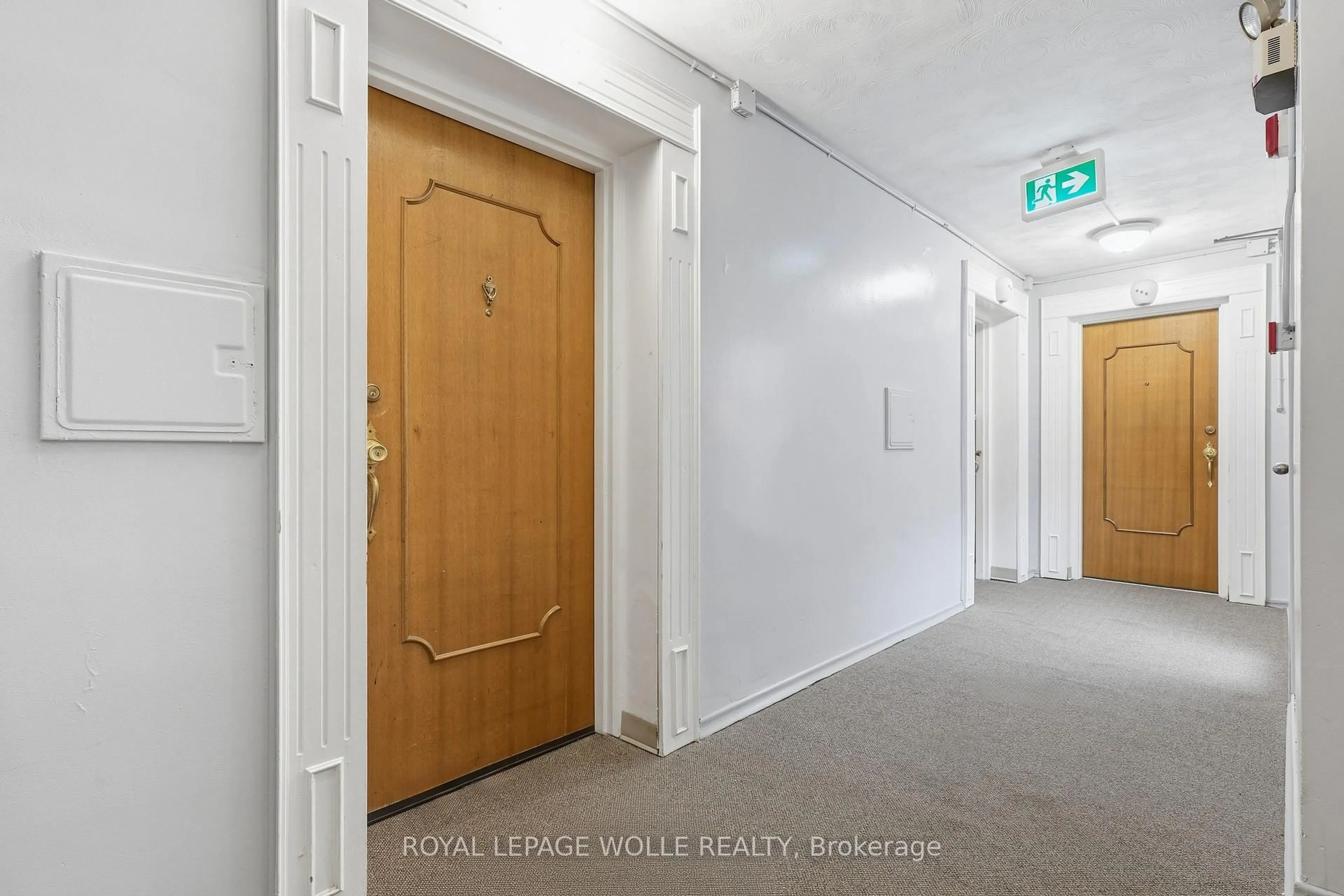Indoor foyer for 87 St George St #403, Brantford Ontario N3R 1V5