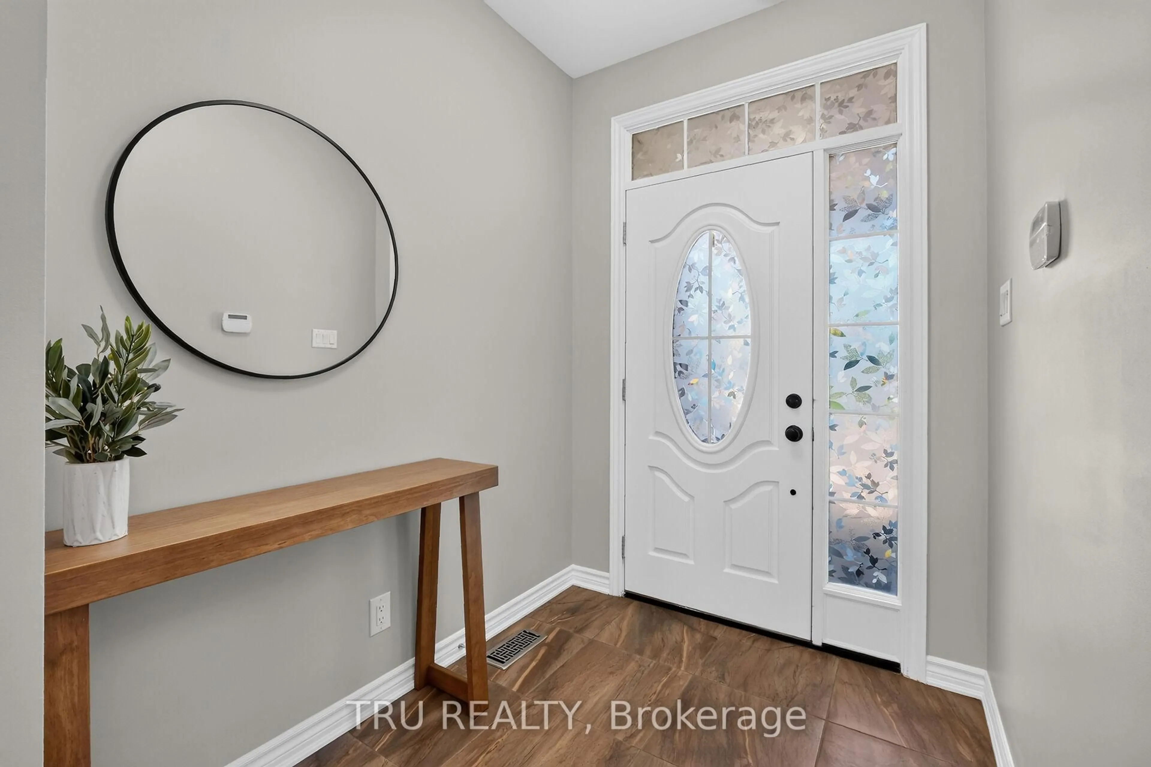 Indoor entryway for 26 Palmeto Crt, Ottawa Ontario K2S 0X2