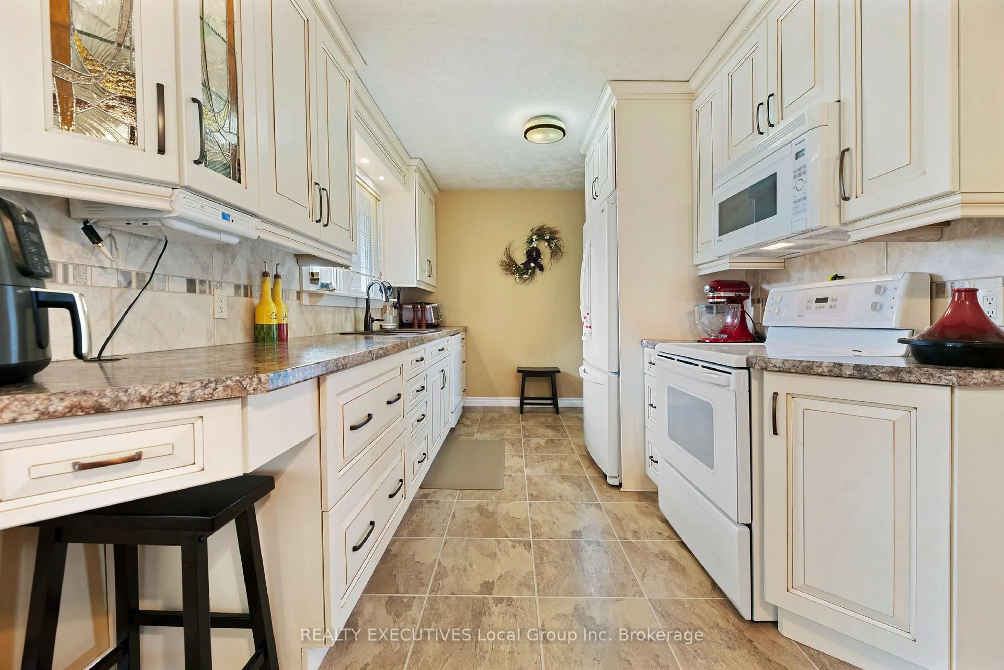 Standard kitchen, ceramic/tile floor for 1005 PINECREEK Rd, Callander Ontario P0H 1H0