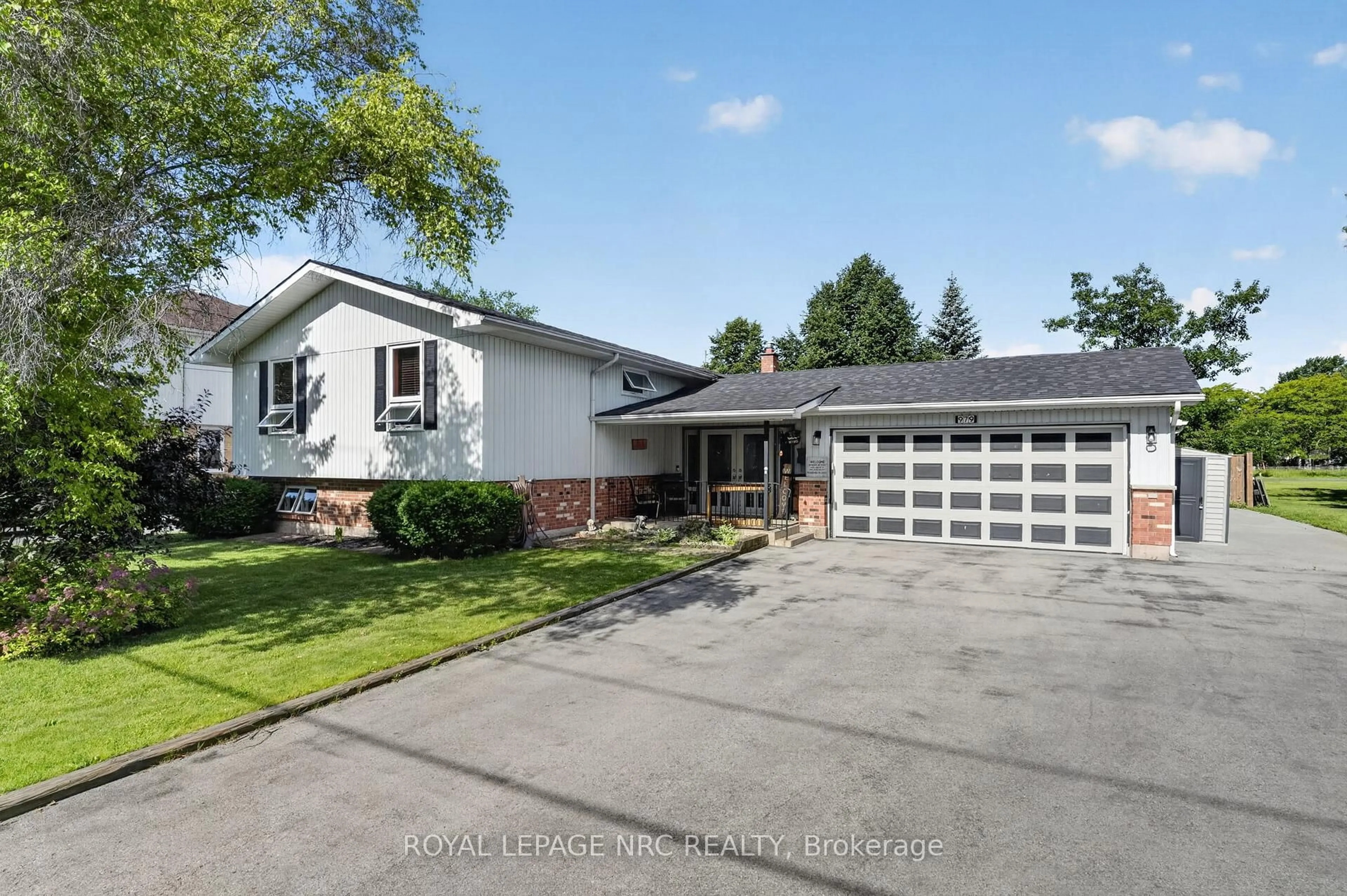 Home with vinyl exterior material, street for 979 CRESCENT Rd, Fort Erie Ontario L2A 4R6