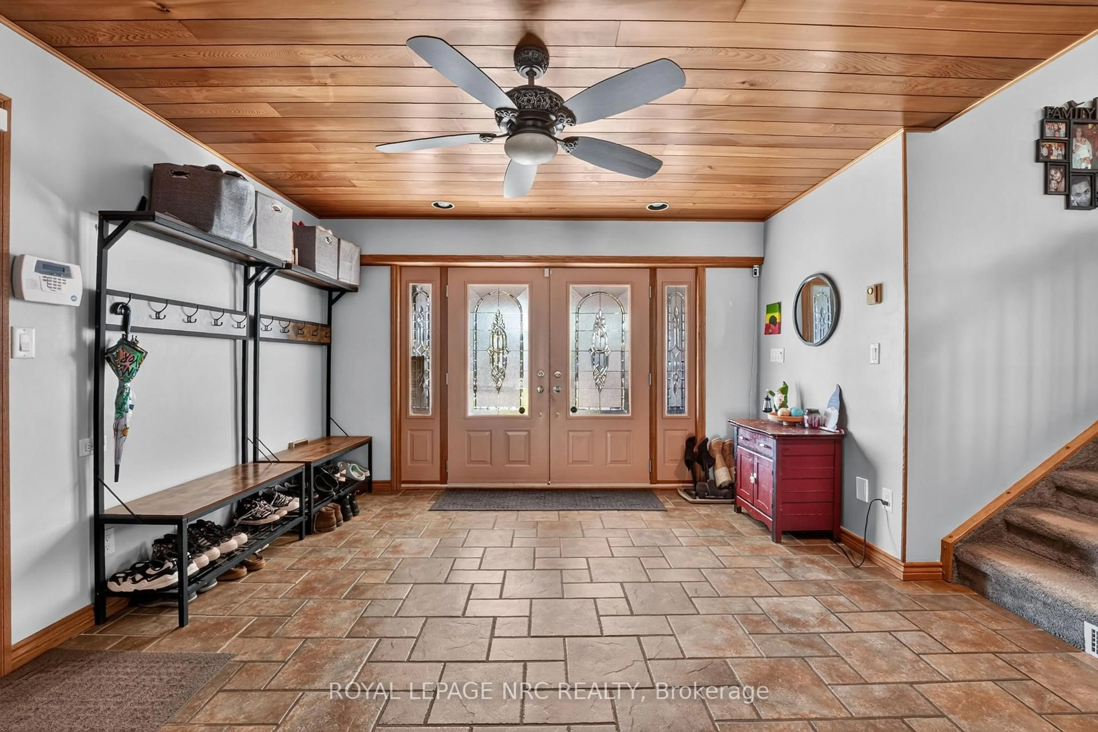 Indoor entryway for 979 CRESCENT Rd, Fort Erie Ontario L2A 4R6
