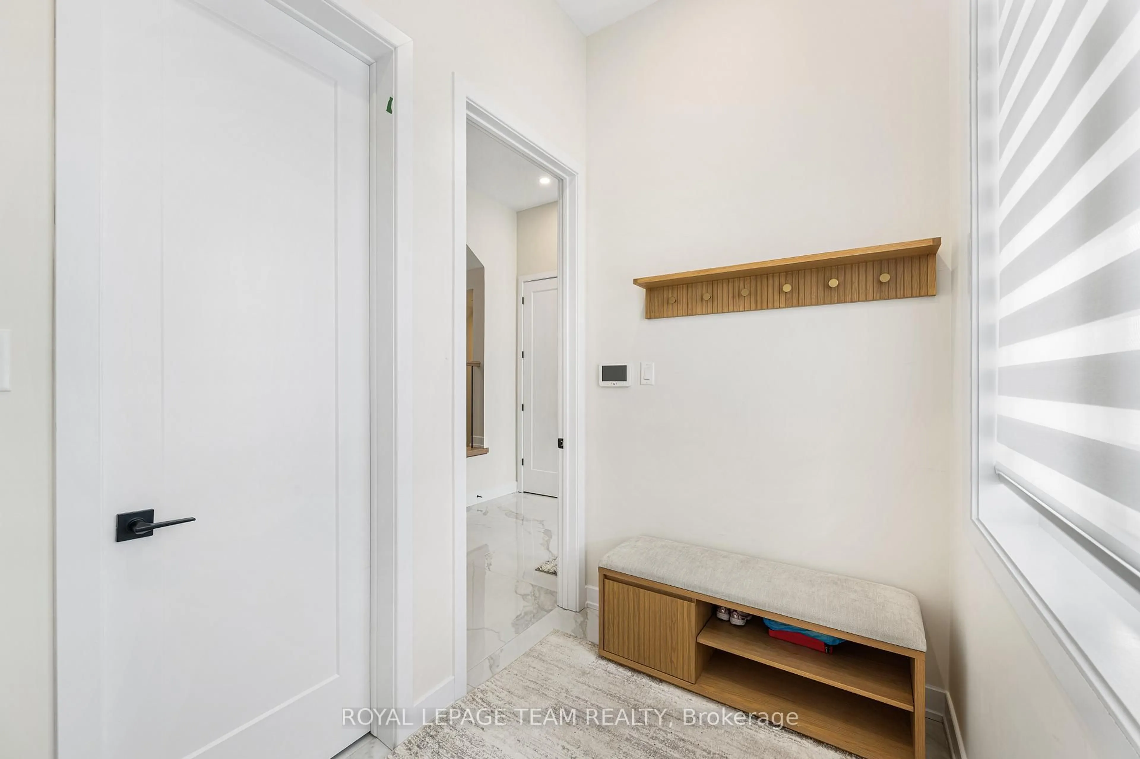 Indoor entryway for 649 Bridgeport Ave, Manotick Ontario K4M 0W9