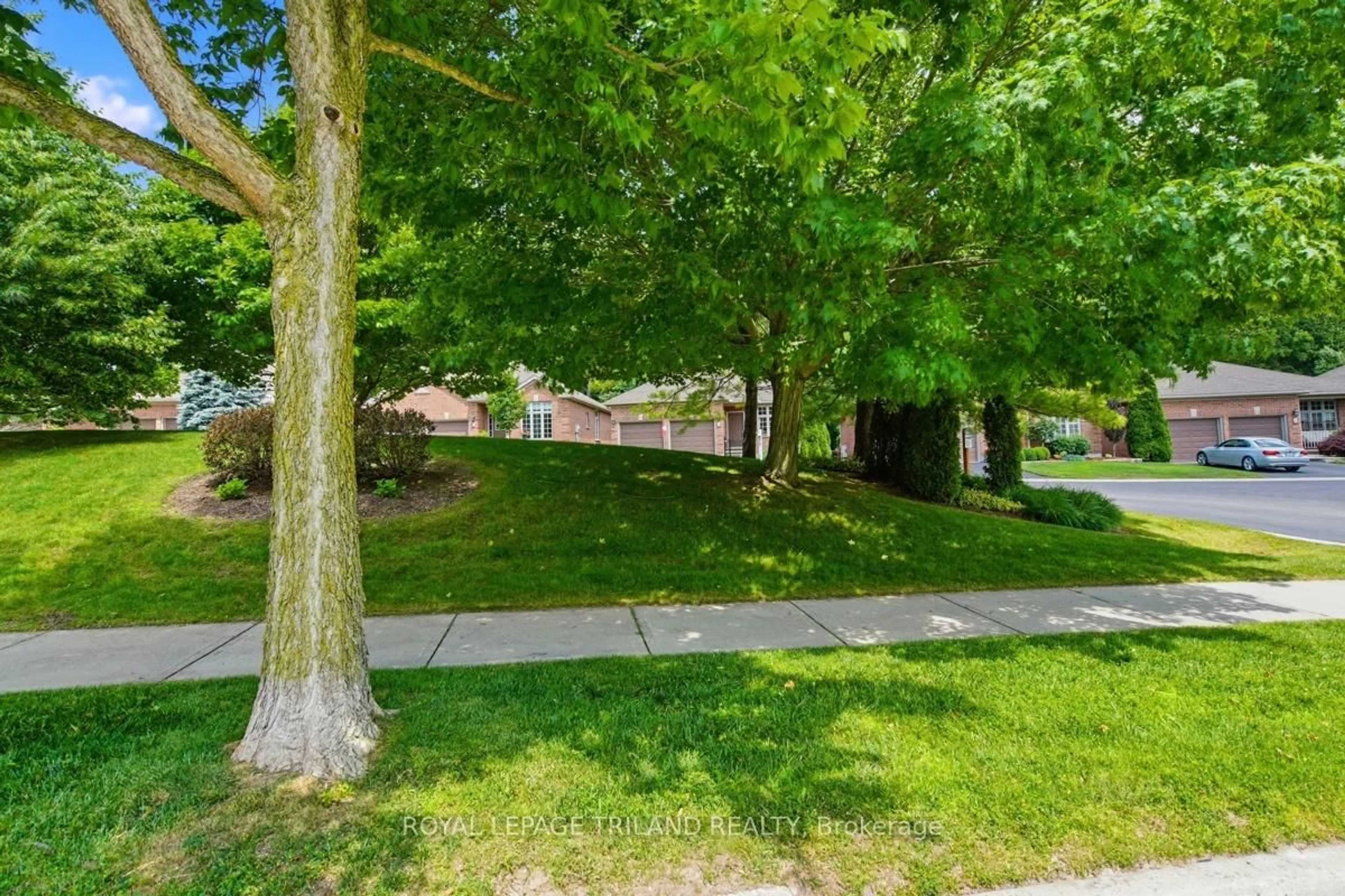 A pic from outside/outdoor area/front of a property/back of a property/a pic from drone, street for 10 Cadeau Terr #6, London South Ontario N6K 4W6