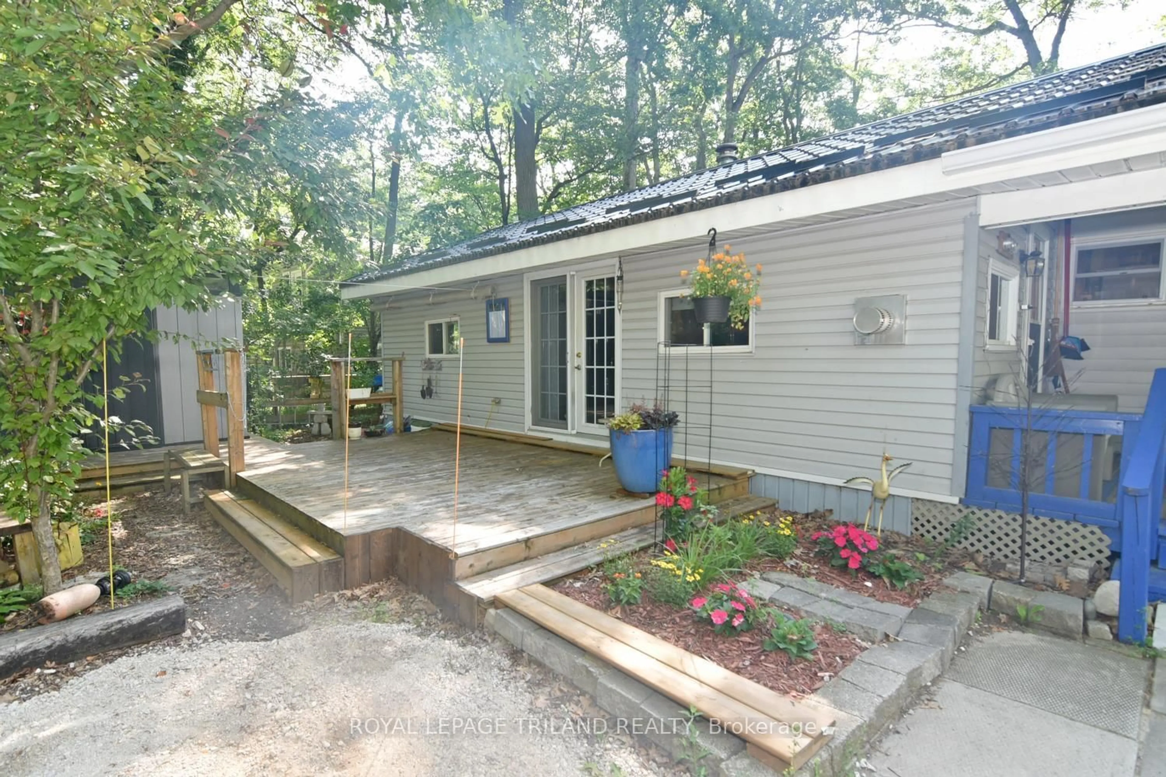 Patio, unknown for 9910 Northville Cres #B11, Lambton Shores Ontario N0M 2N0